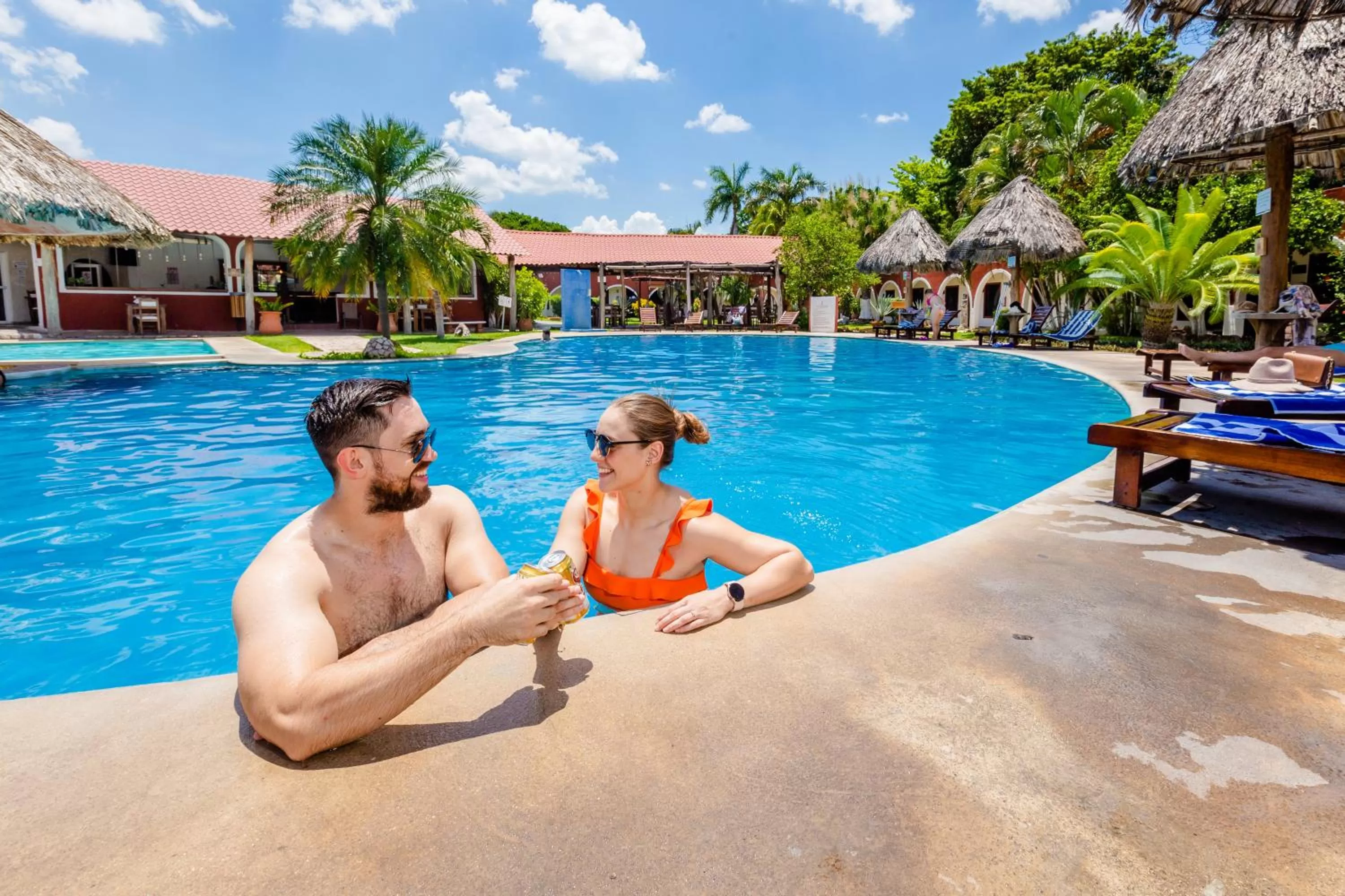 Swimming pool in Hacienda Inn Aeropuerto