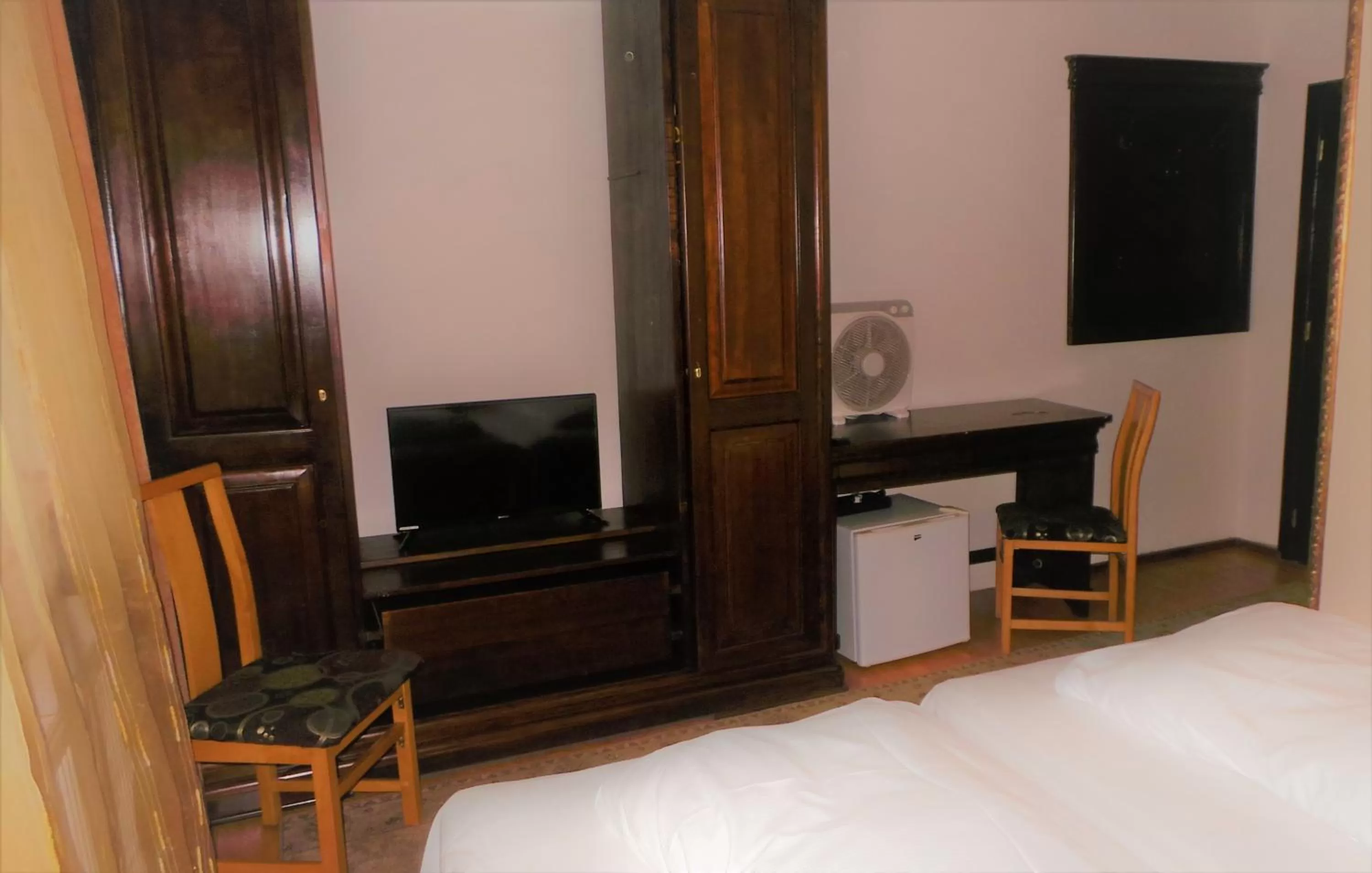 TV and multimedia, TV/Entertainment Center in Hotel Sonne