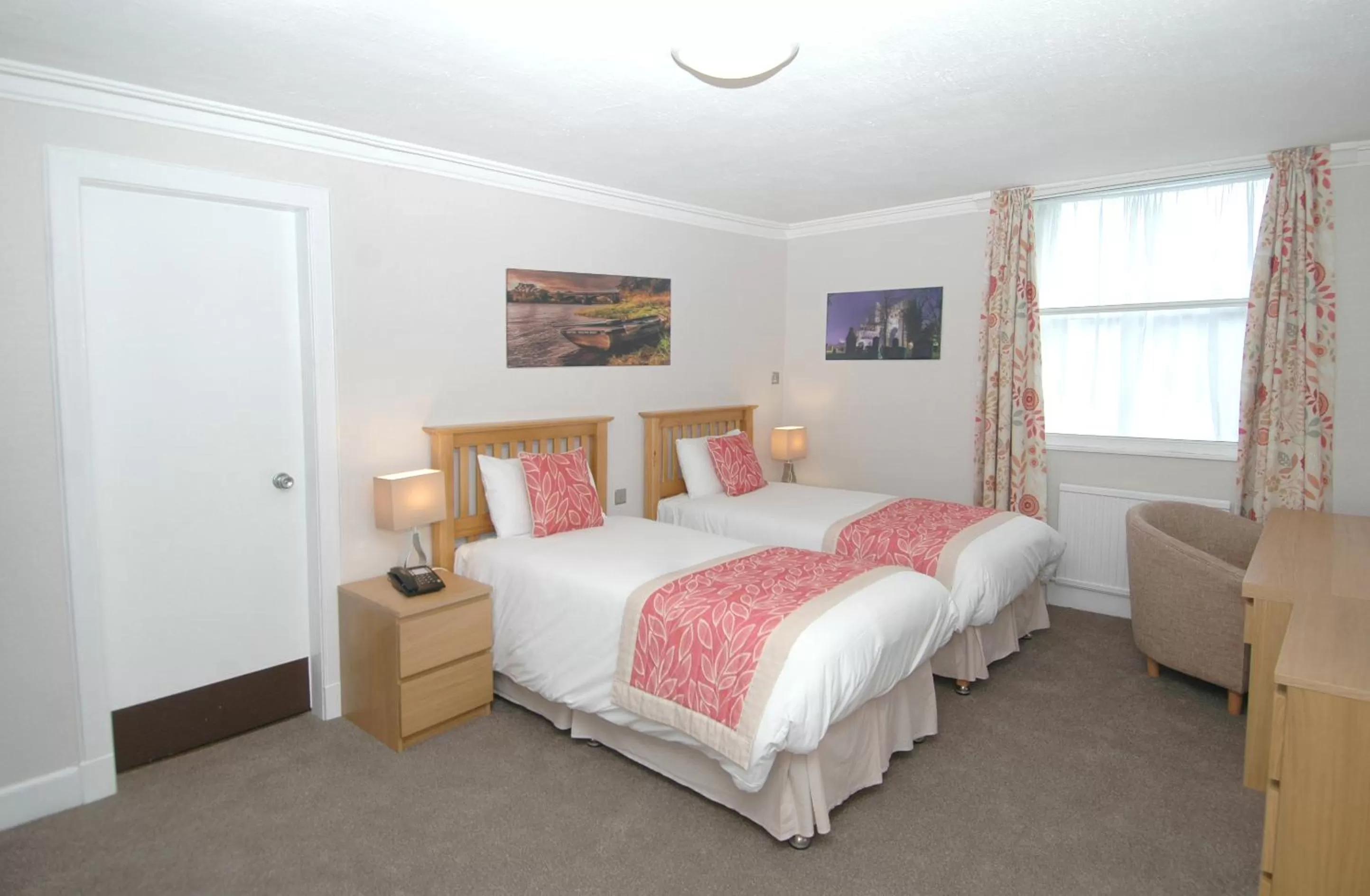 Bedroom, Bed in Cross Keys Hotel, Kelso