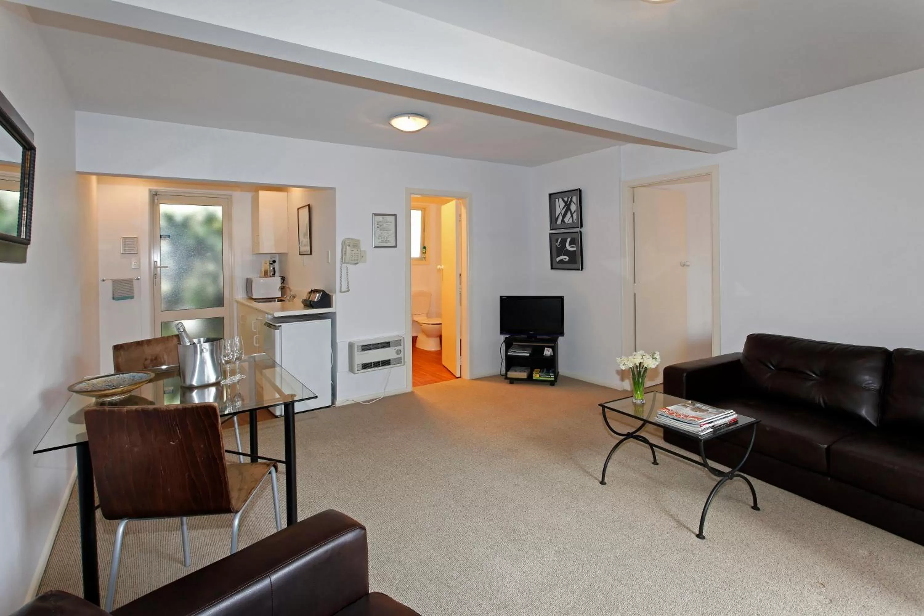 Living room in Casino Court Motor Lodge