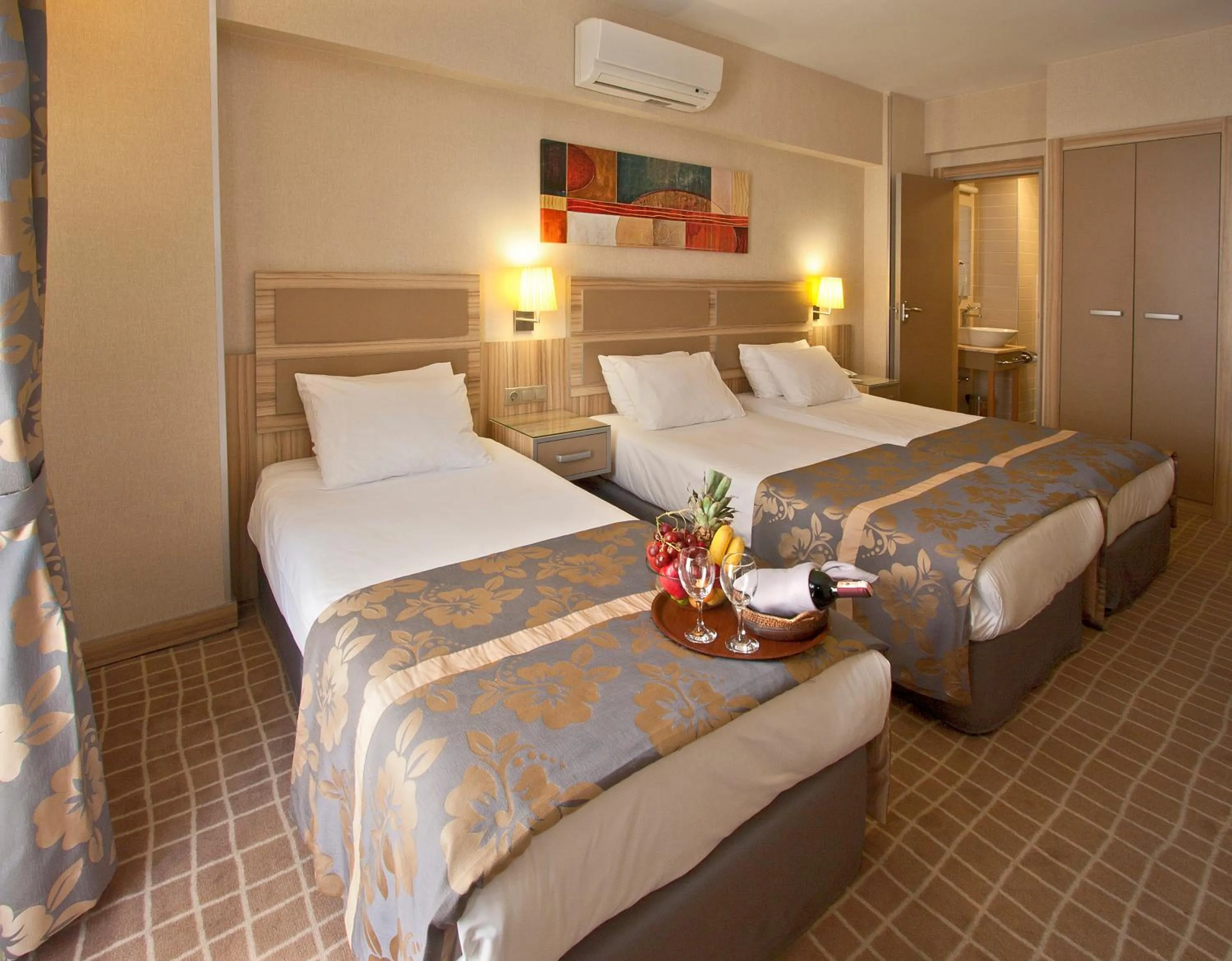 Photo of the whole room, Bed in Nanda Hotel