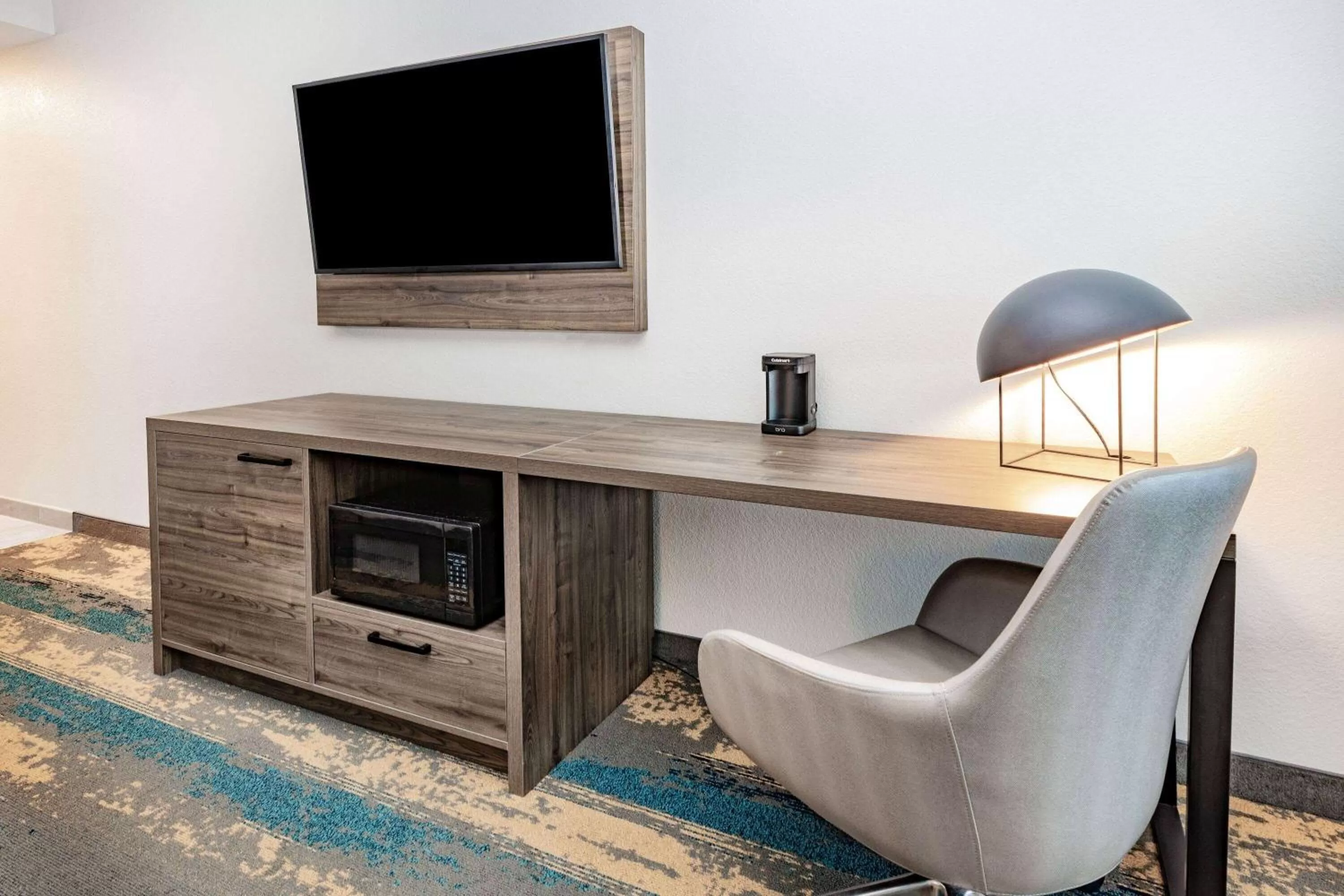 TV and multimedia in La Quinta Inn & Suites by Wyndham Galveston North at I-45