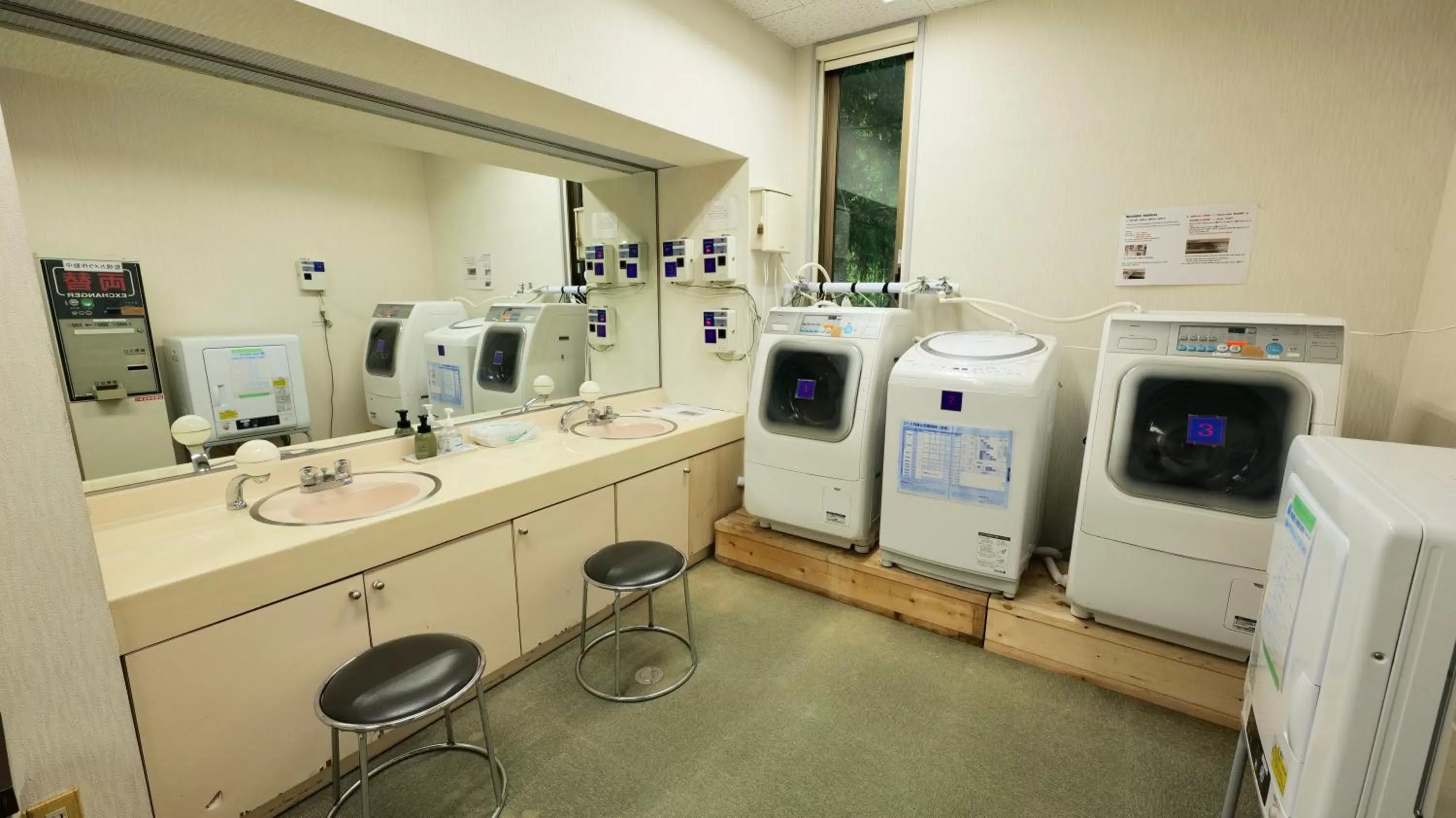 laundry in Hotel Oak Forest