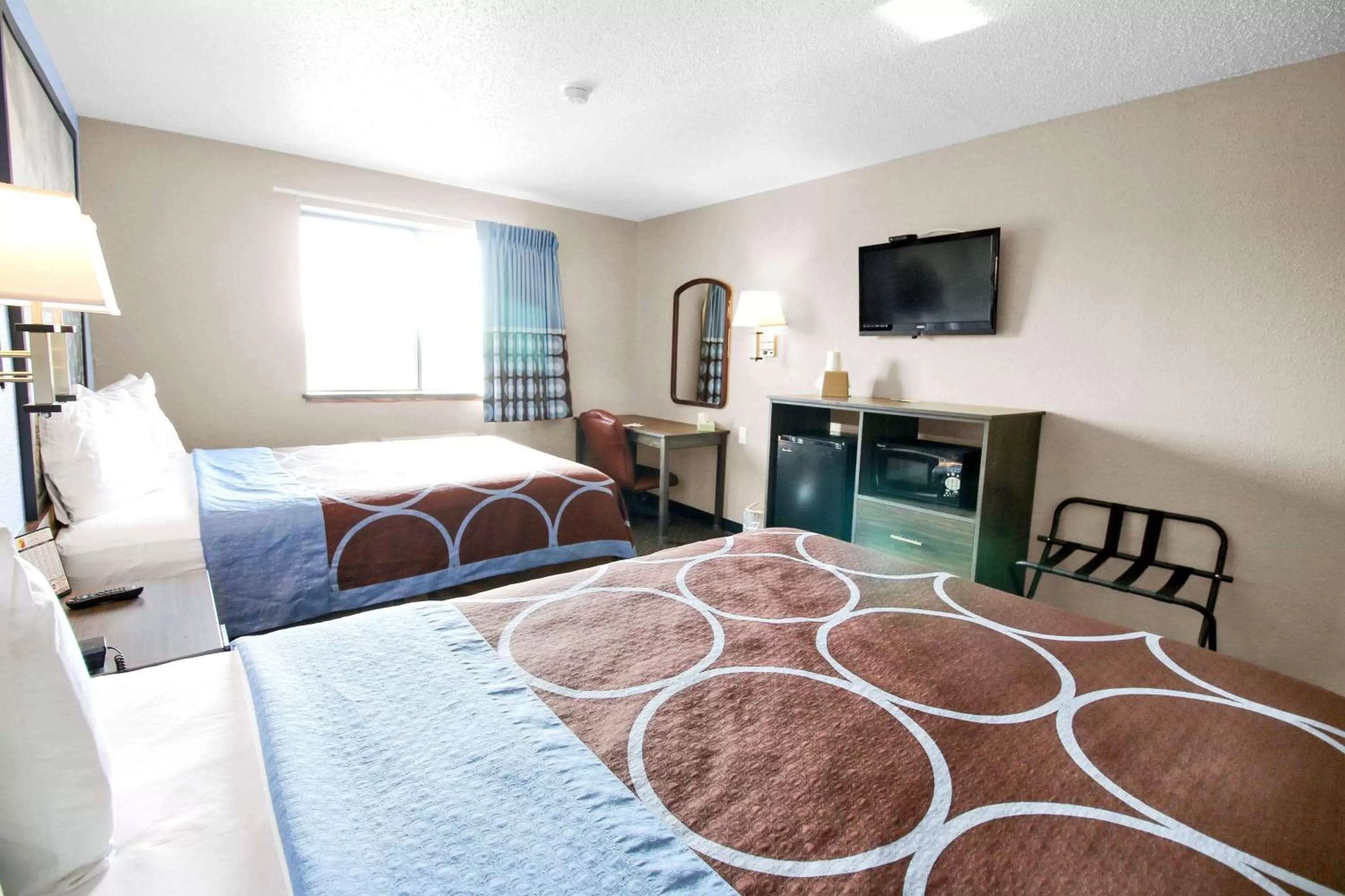 Photo of the whole room, Bed in Super 8 by Wyndham Kenosha/Pleasant Prairie