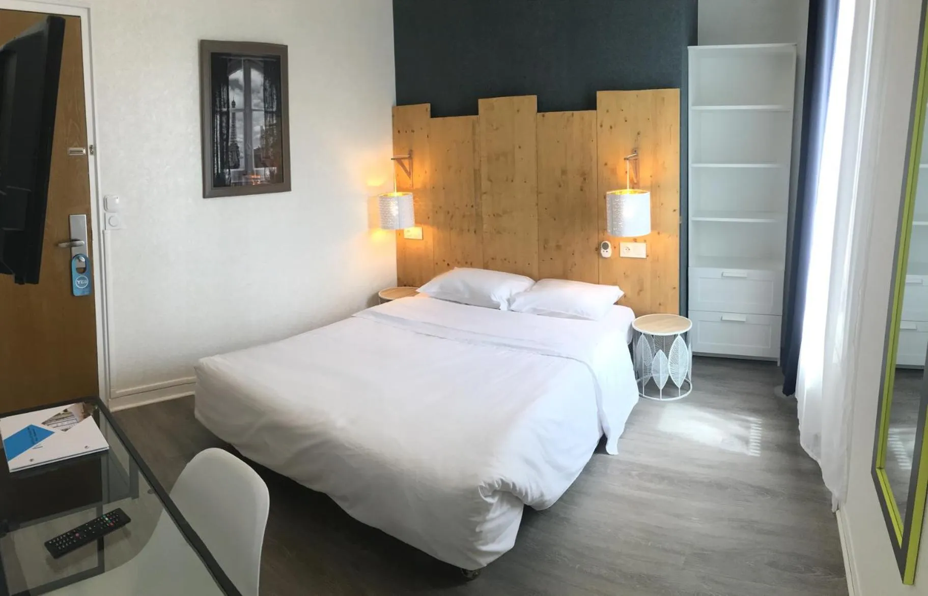 Photo of the whole room, Bed in Hôtel du Maine