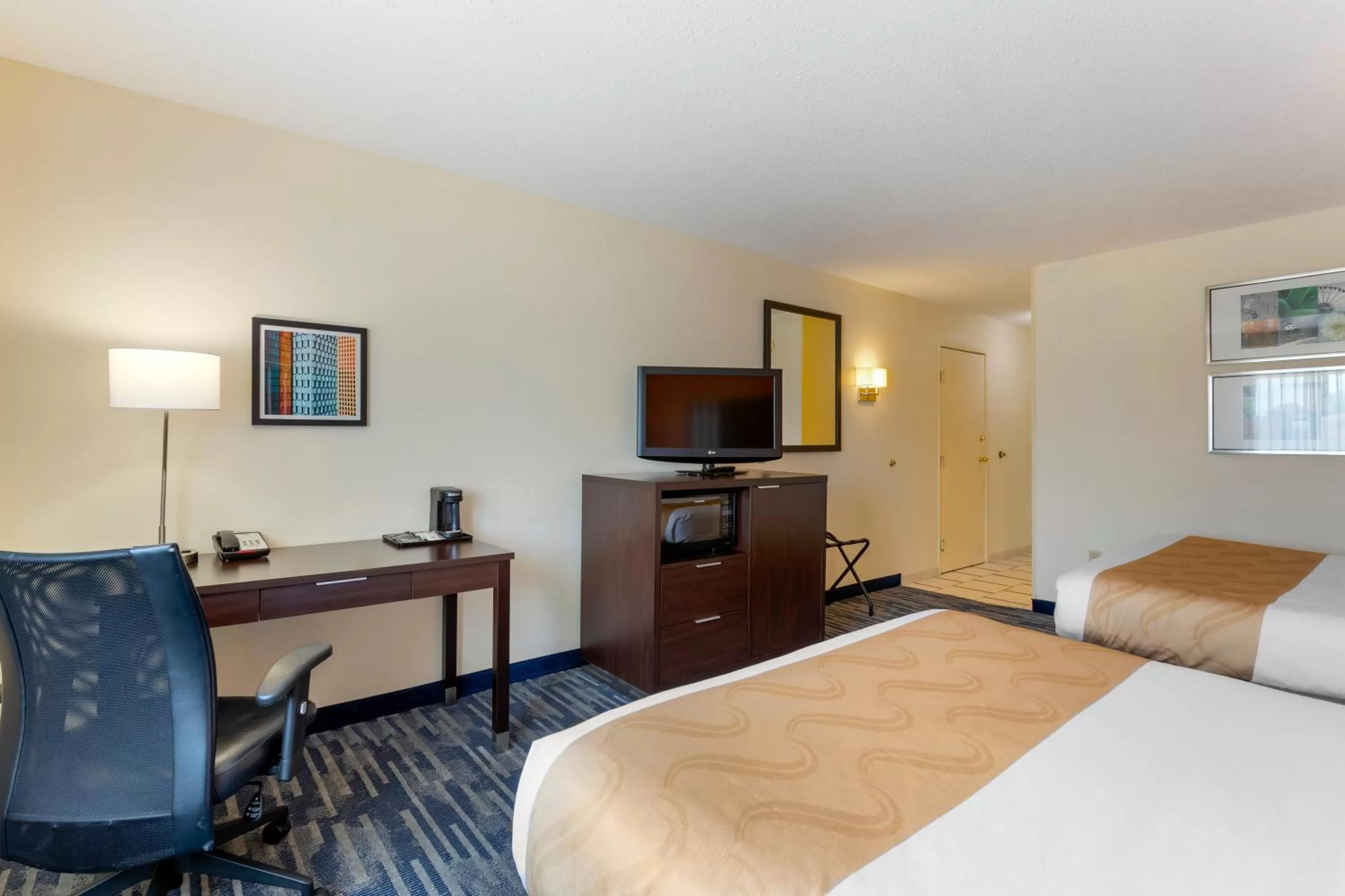 TV and multimedia, Bed in Quality Inn & Suites Keokuk North