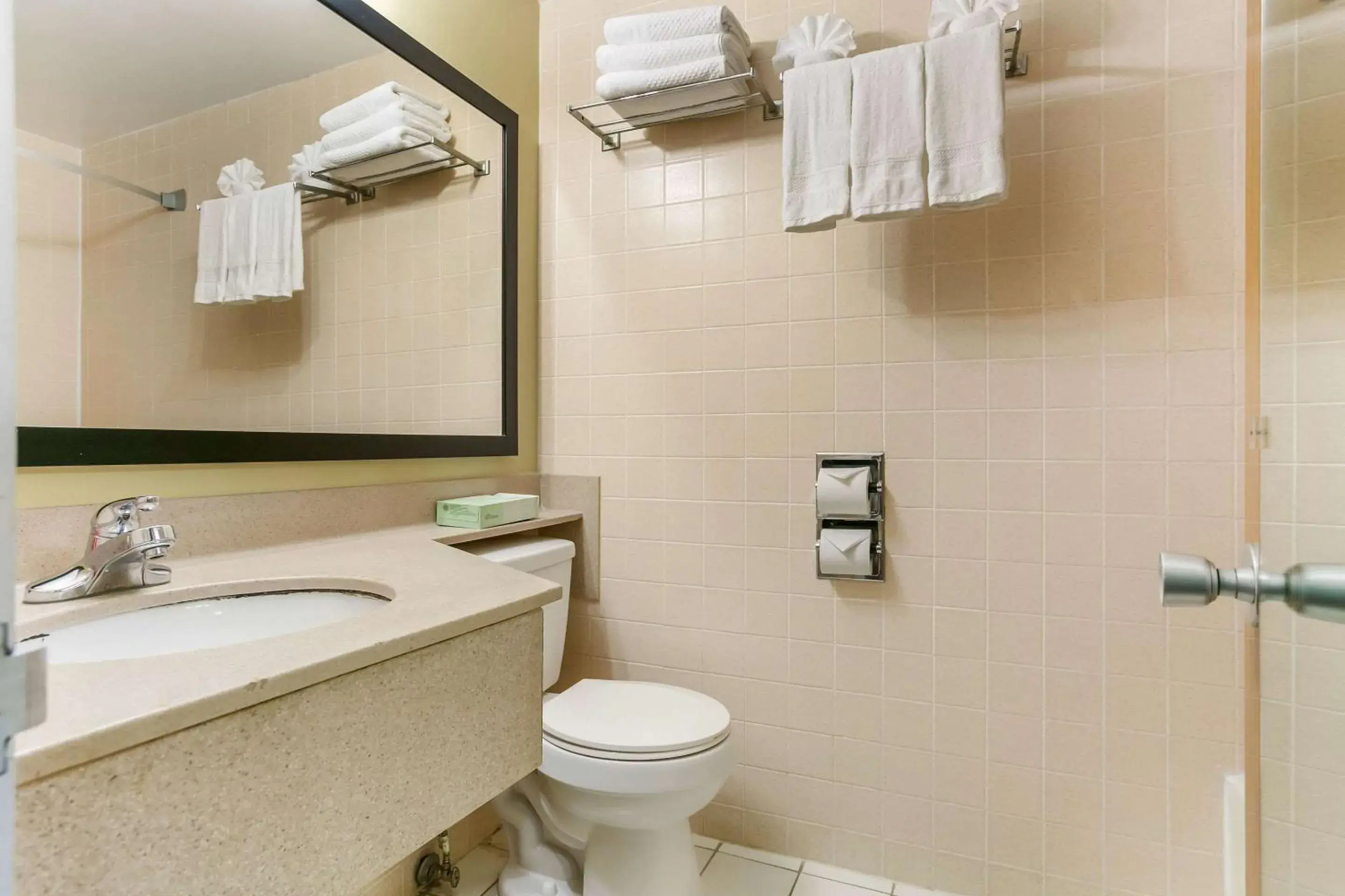 Queen Room with Two Queen Beds - Non-Smoking in Inn at York Queen Room with Two Queen Beds - Non-Smoking in Inn at York