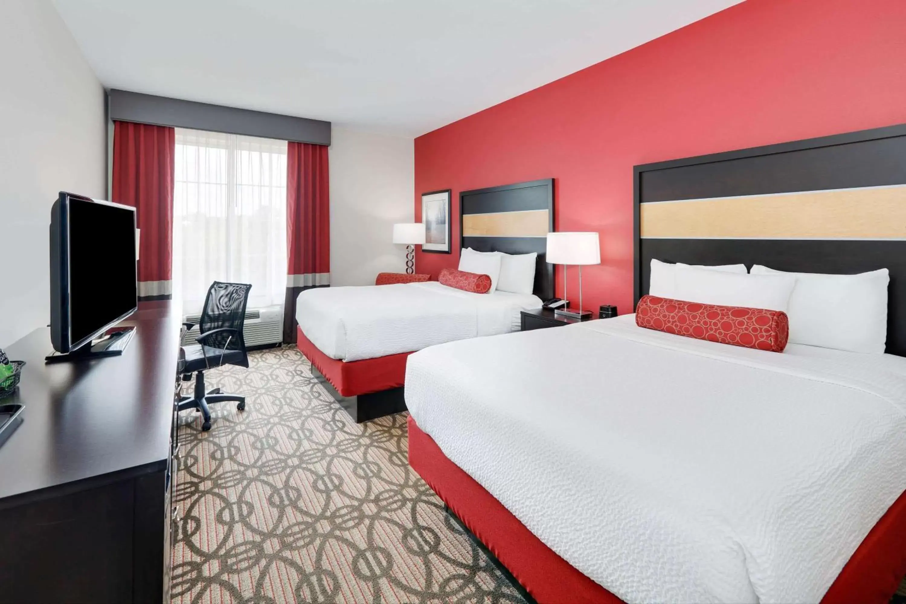 Deluxe Room with Mobility/Hearing Impaired Access - Non-Smoking in La Quinta by Wyndham Starkville at MSU Deluxe Room with Mobility/Hearing Impaired Access - Non-Smoking in La Quinta by Wyndham Starkville at MSU