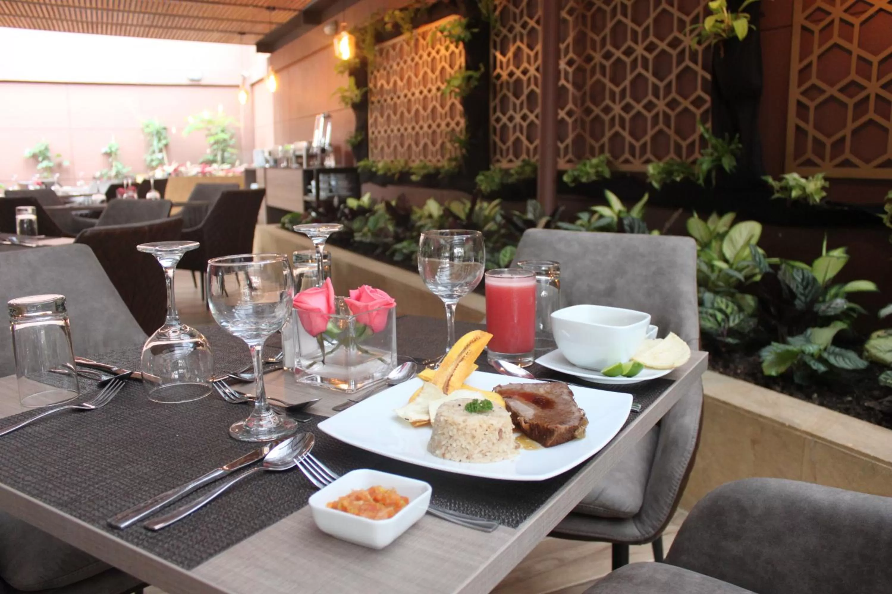 Restaurant/places to eat in Hotel Lomas 10 Medellin