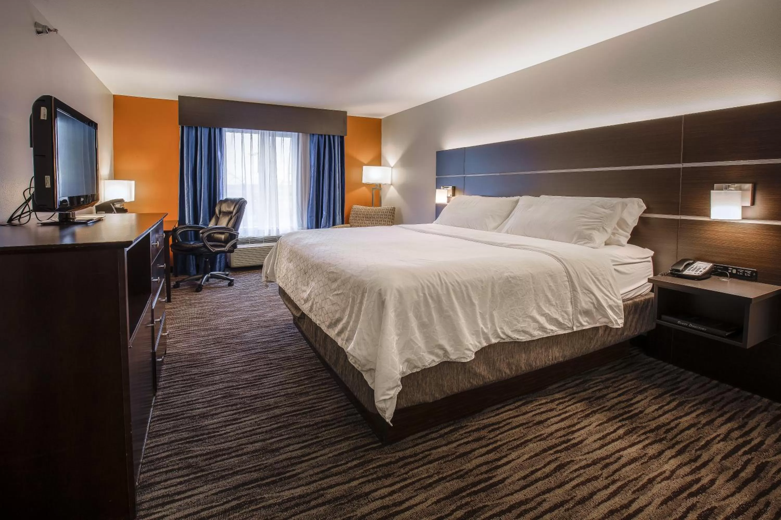 Photo of the whole room, Bed in Holiday Inn Express Hotel & Suites Sioux Falls-Brandon by IHG