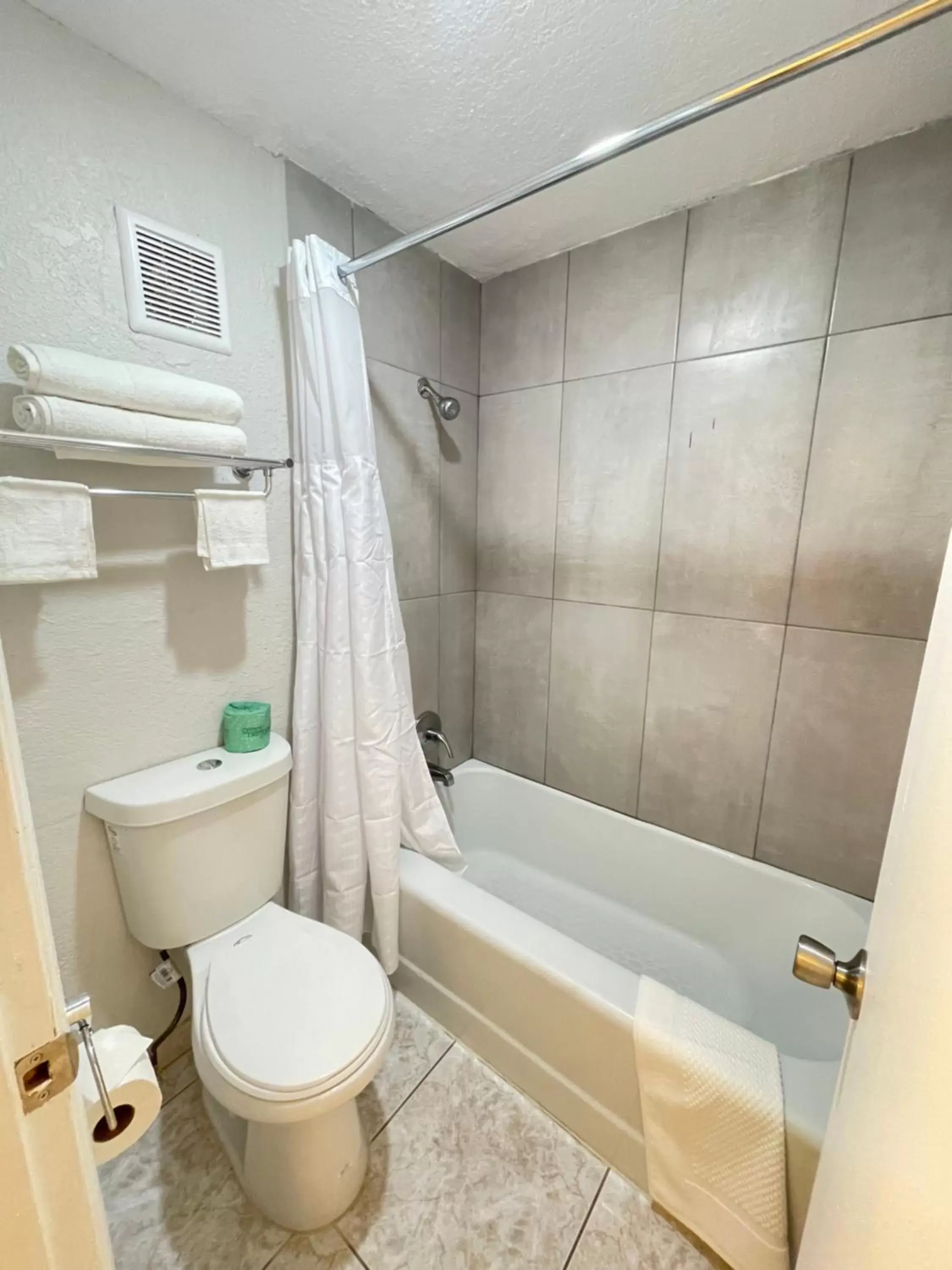 Double Room with Two Double Beds and Bathtub - Mobility Accessible/Non-Smoking in Developer Inn Orlando North, a Baymont by Wyndham Double Room with Two Double Beds and Bathtub - Mobility Accessible/Non-Smoking in Developer Inn Orlando North, a Baymont by Wyndham