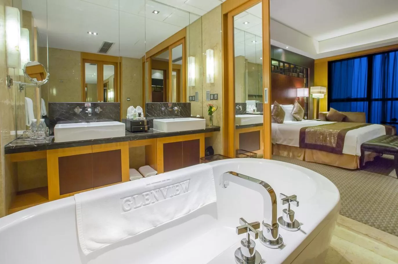 Bathroom, Bed in Glenview ITC Plaza Chongqing