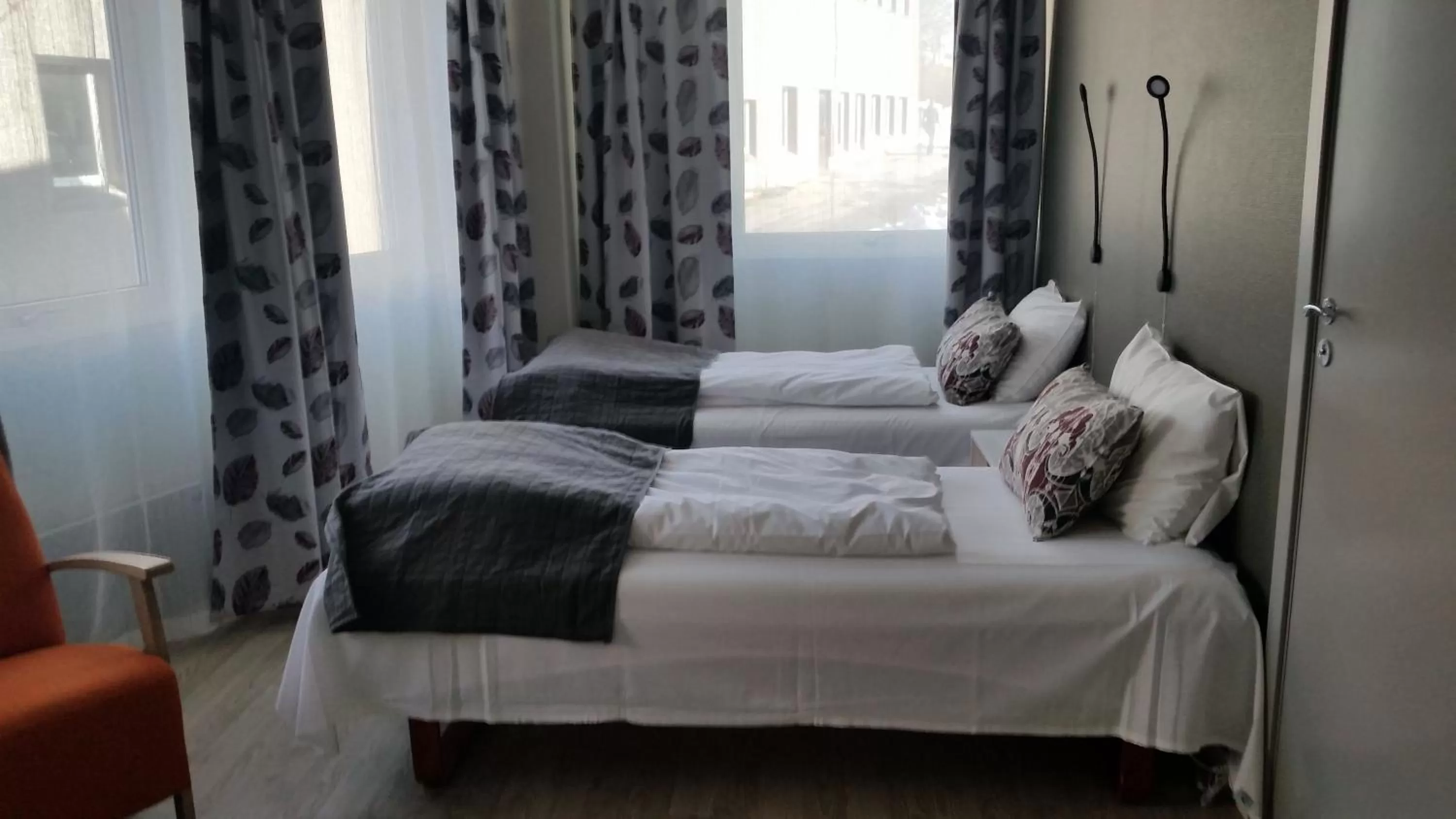 Bed in Corner Hotell