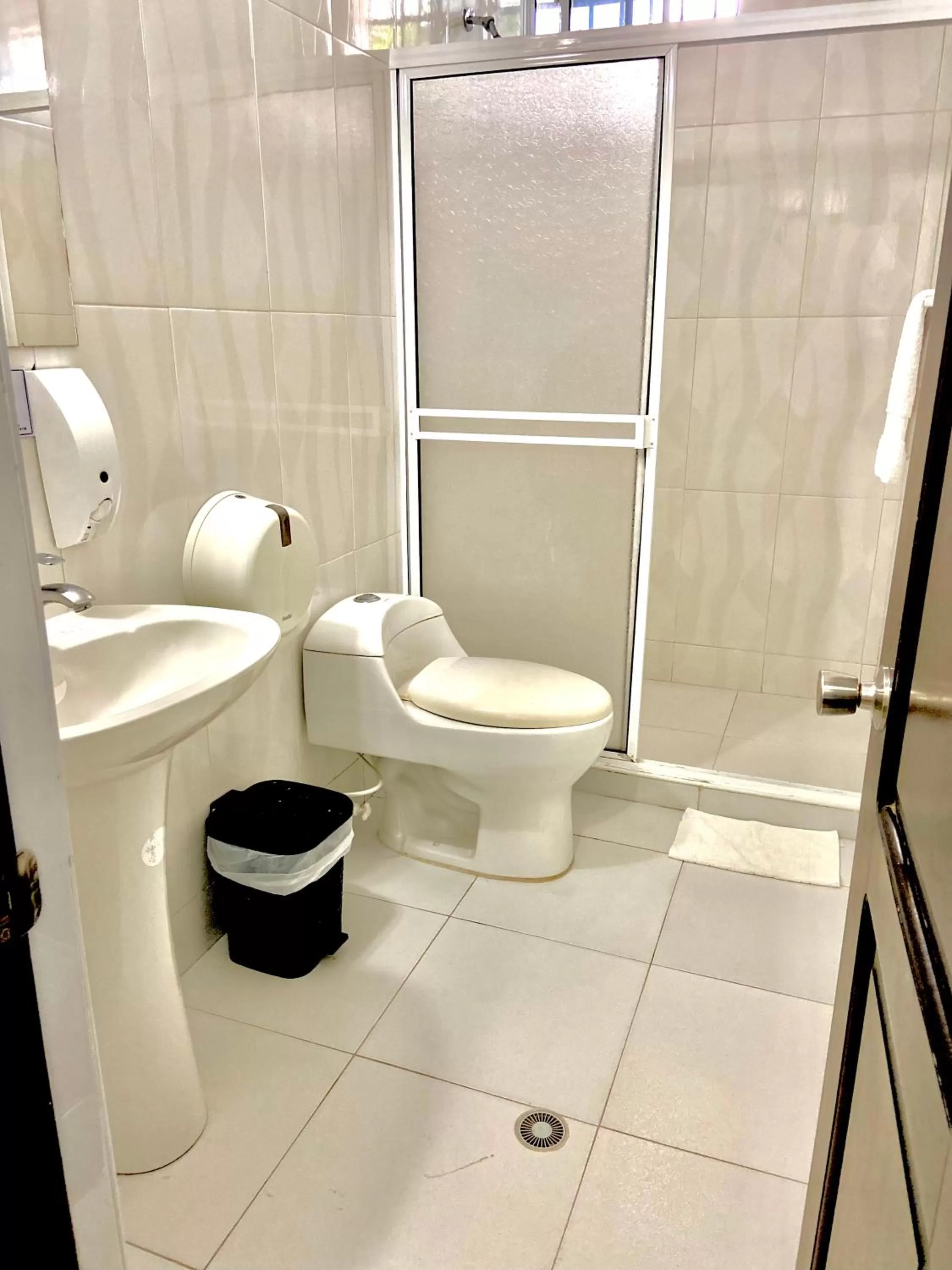 Bathroom in Hotel Parque de los Novios Inn