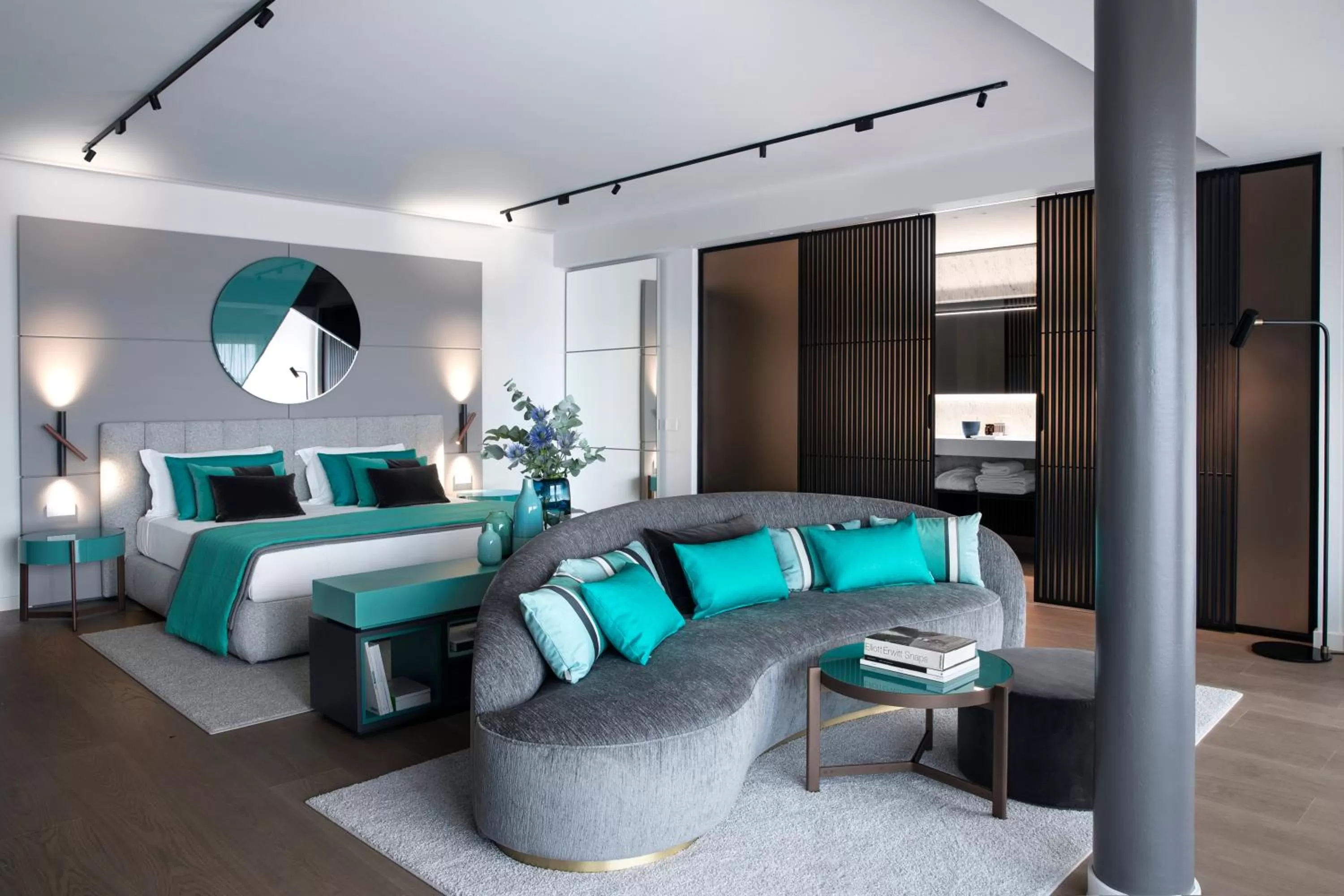 Bed in Hotel Plaza e de Russie - Relais & Châteaux