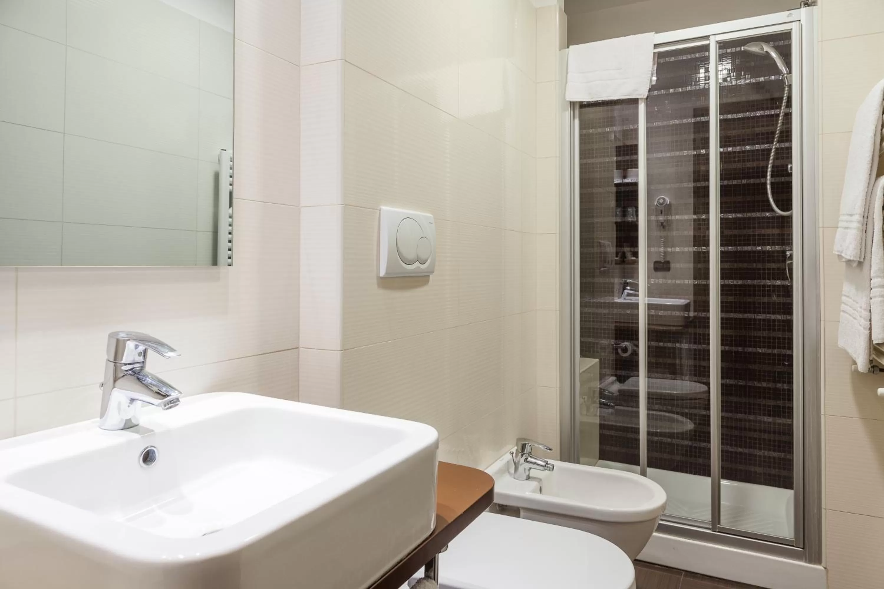 Bathroom in Hotel Des Etrangers