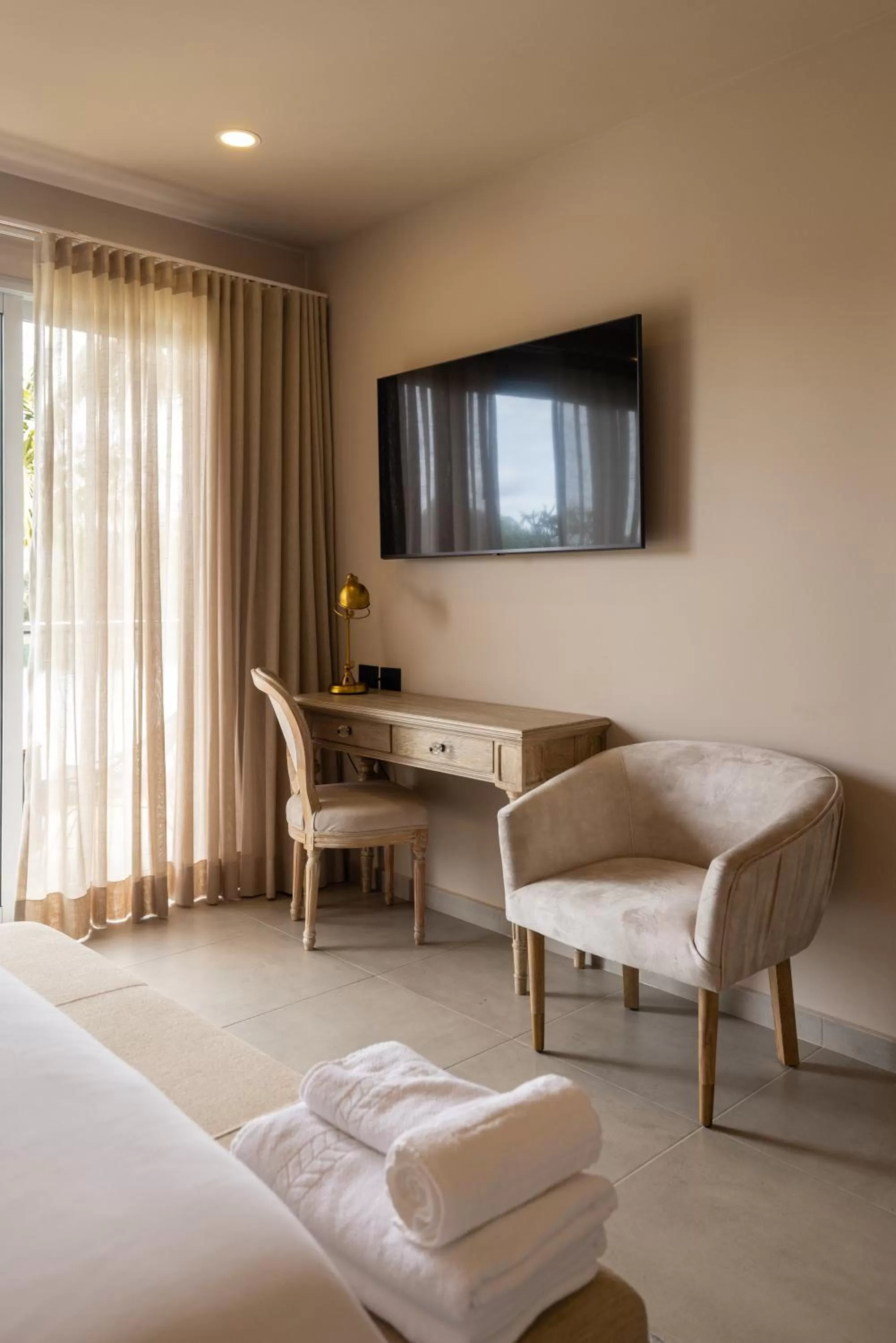 Bedroom, Bed in Tau House