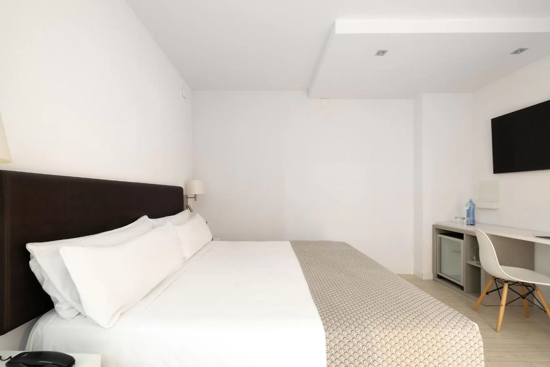 Photo of the whole room, Bed in Catalonia Albeniz