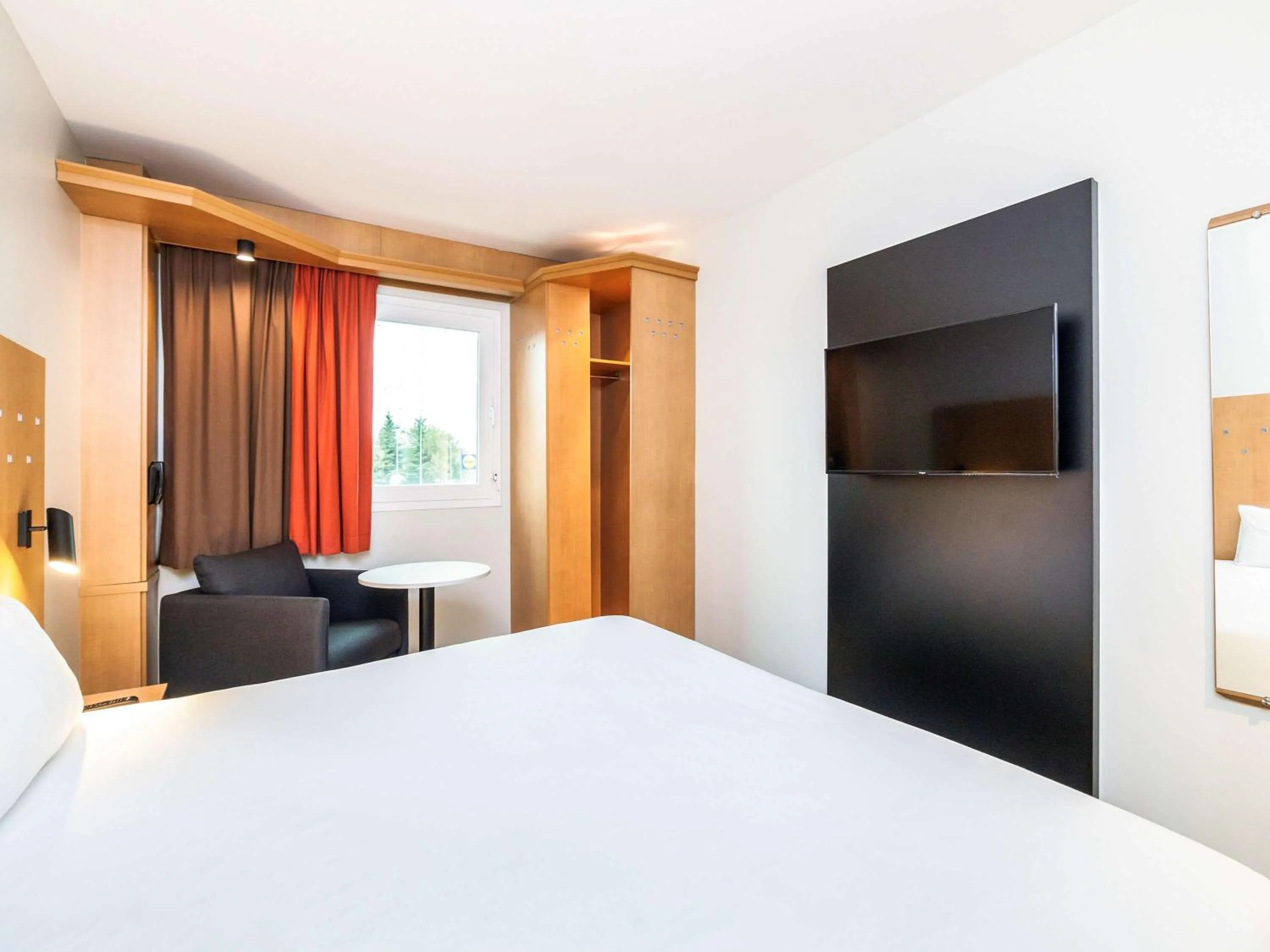 Photo of the whole room, Bed in Ibis Alcala de Henares La Garena