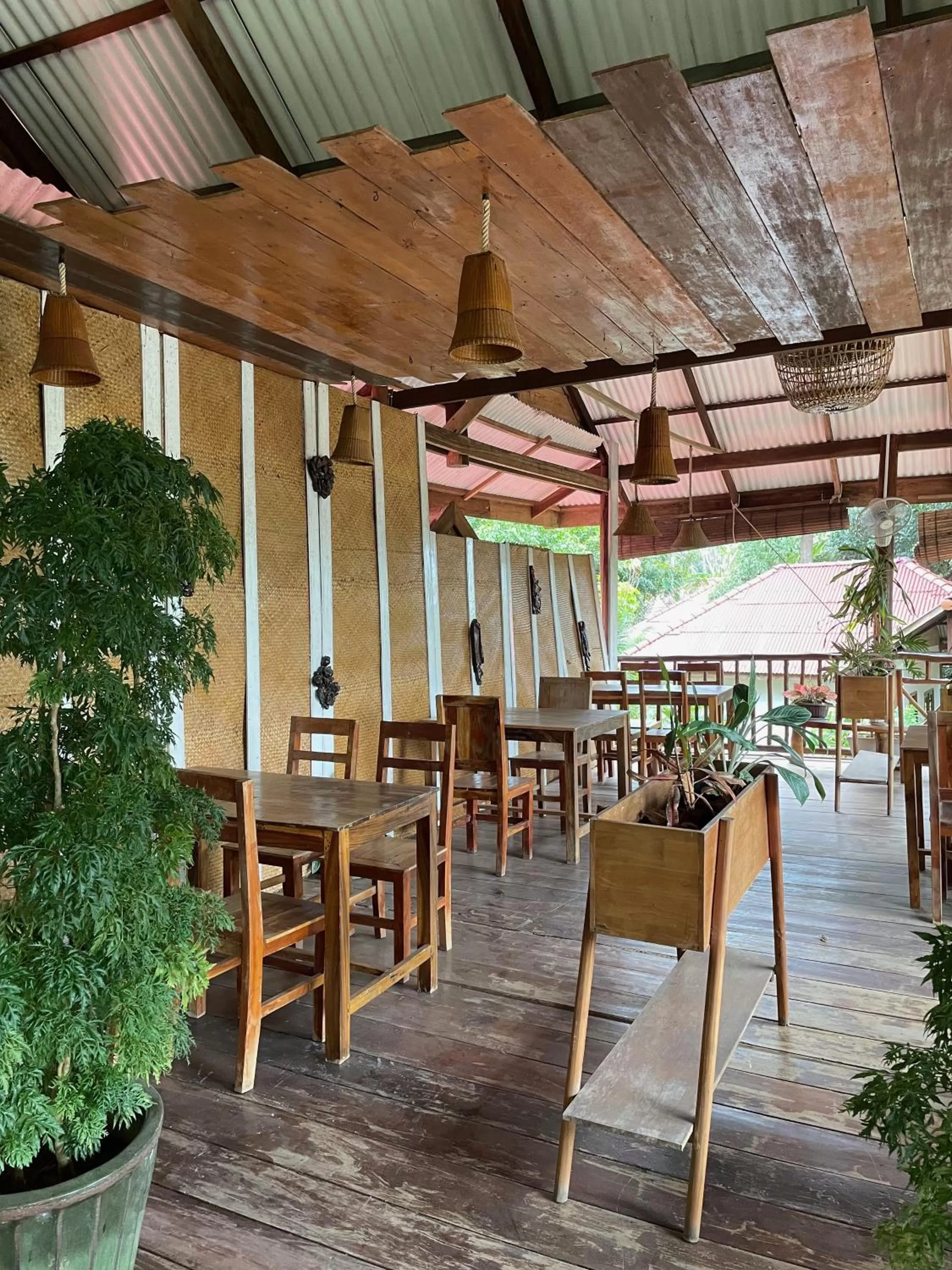 Restaurant/places to eat in Kep Lodge