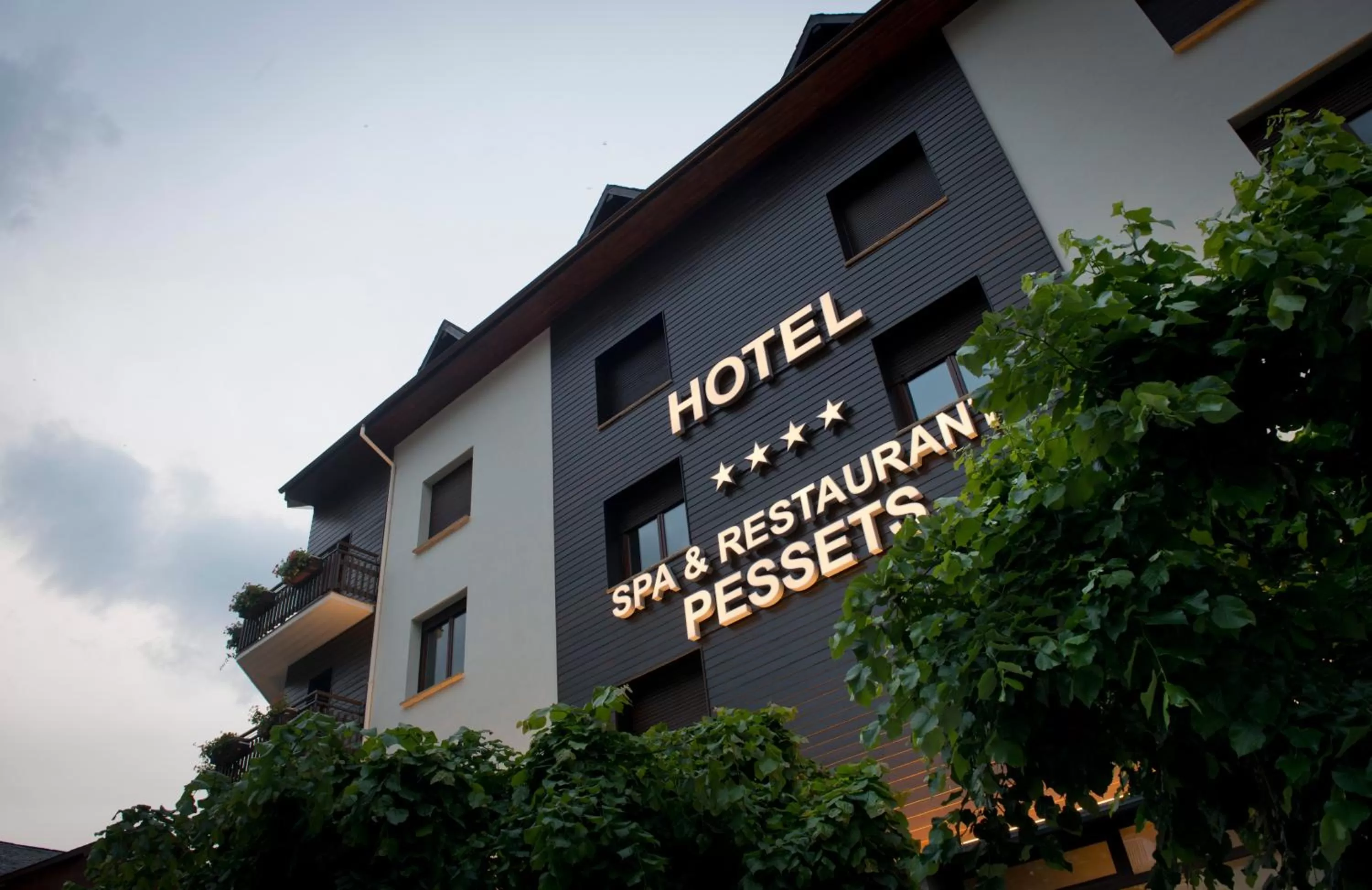 Facade/entrance in Hotel Restaurant Pessets & SPA