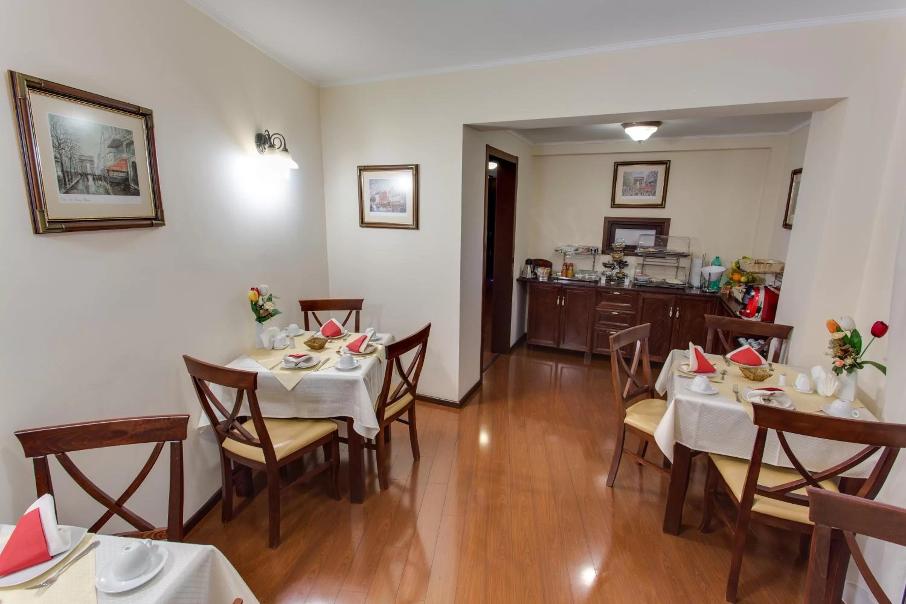 Restaurant/places to eat in Vila Paris Boutique Hotel