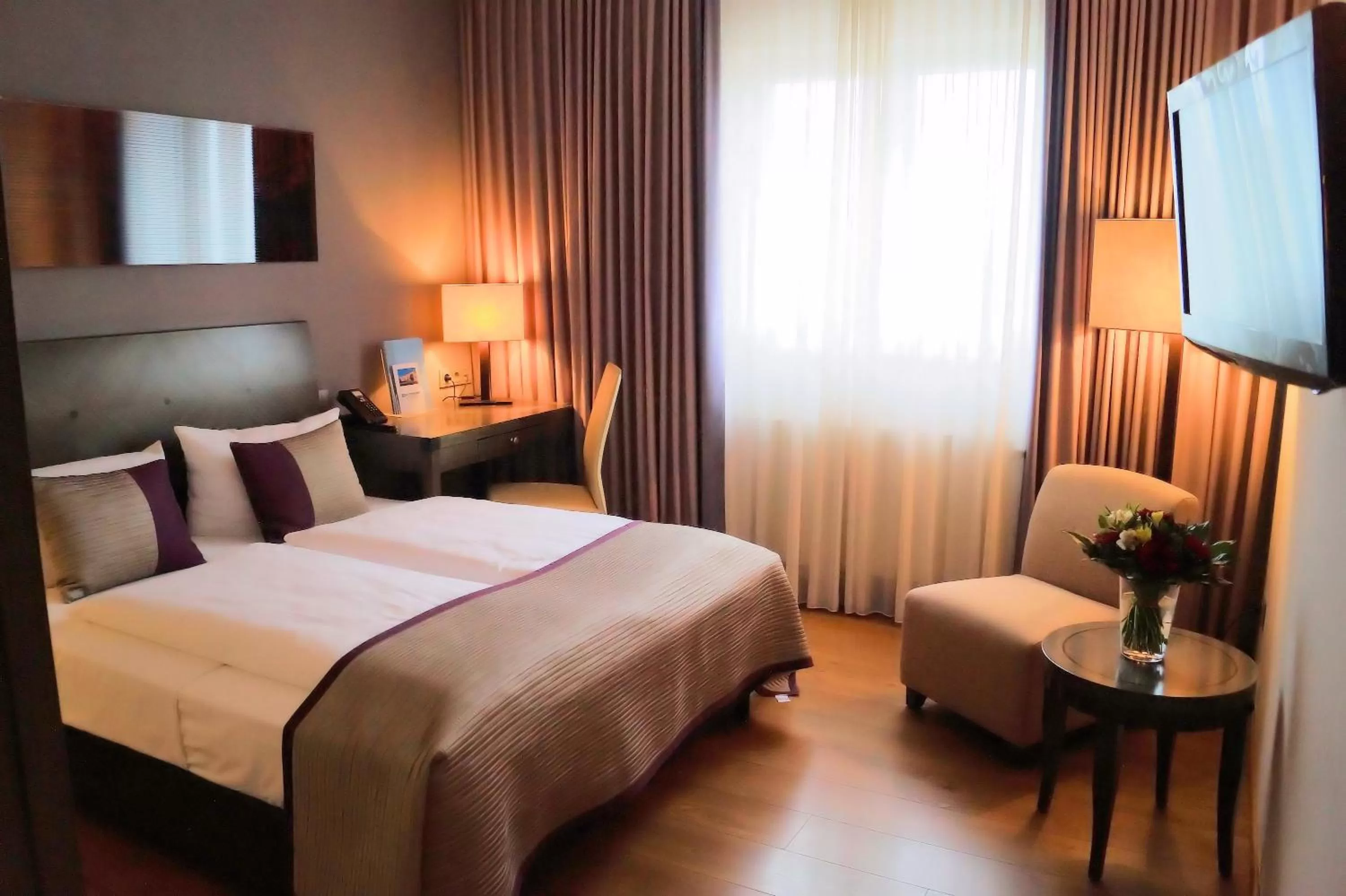 Bedroom, Bed in Wyndham Duisburger Hof