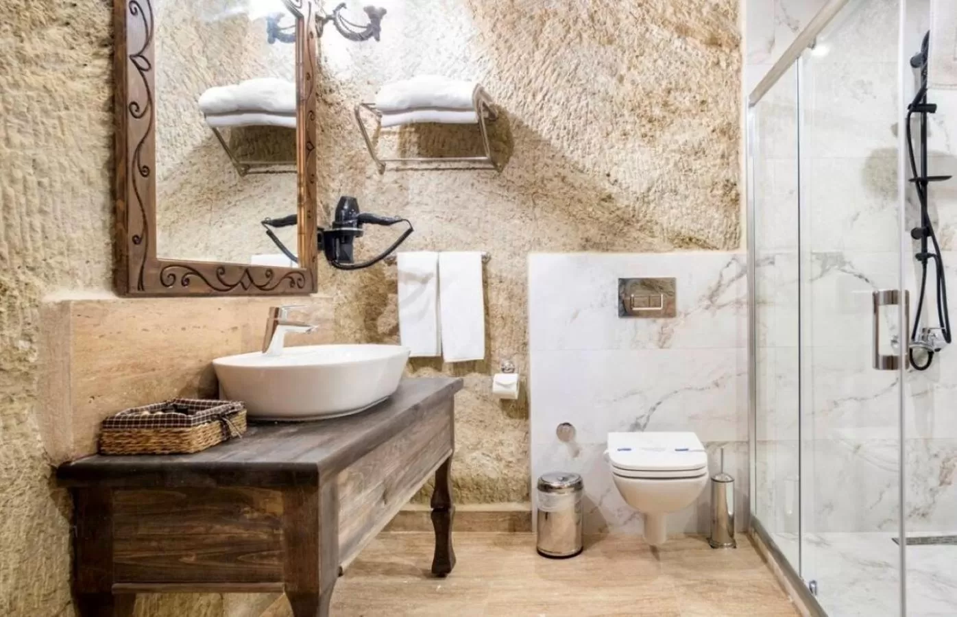 Toilet in Uzay Cave Suite Hotel