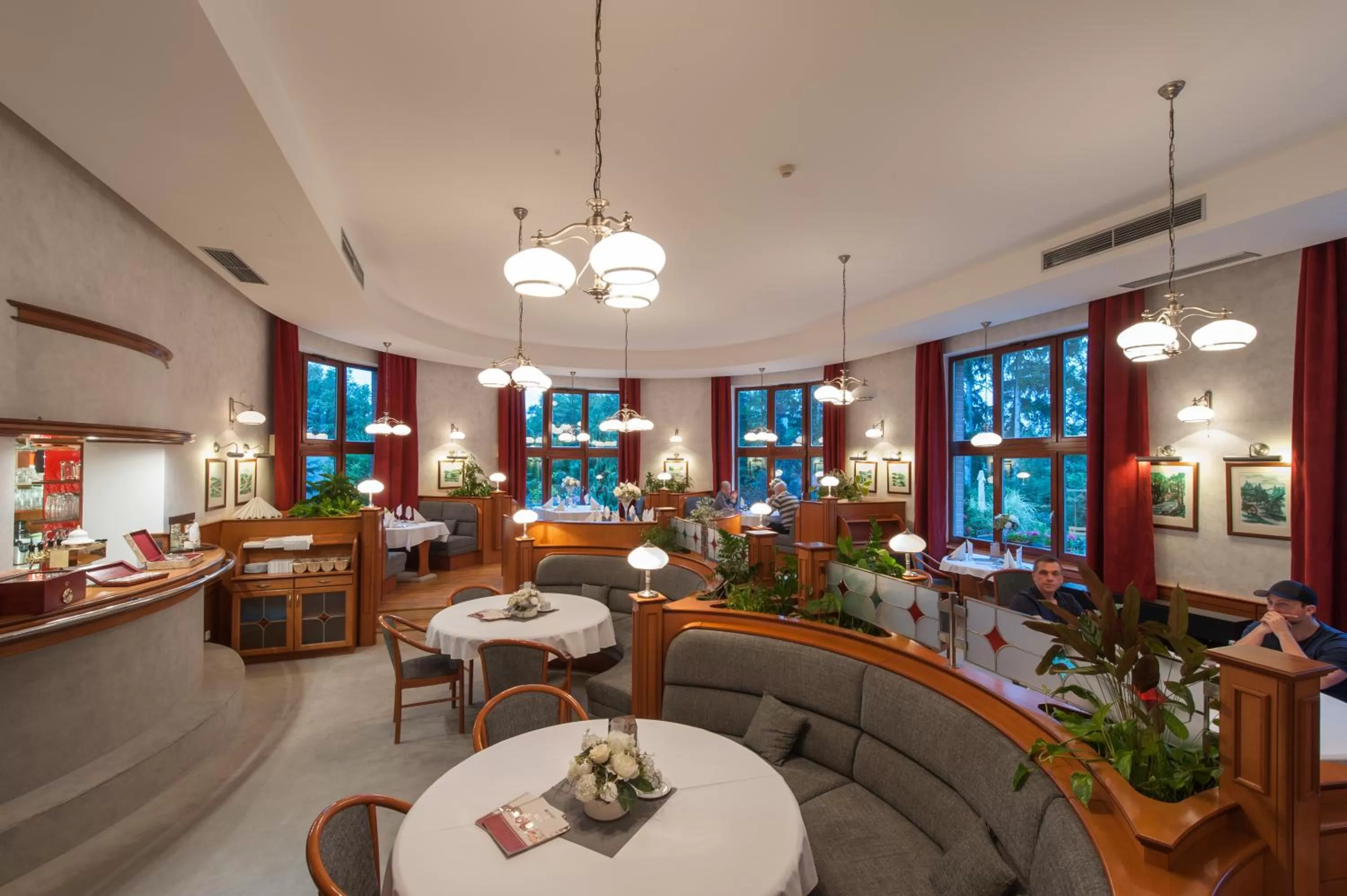 Restaurant/places to eat in April hotel Panorama