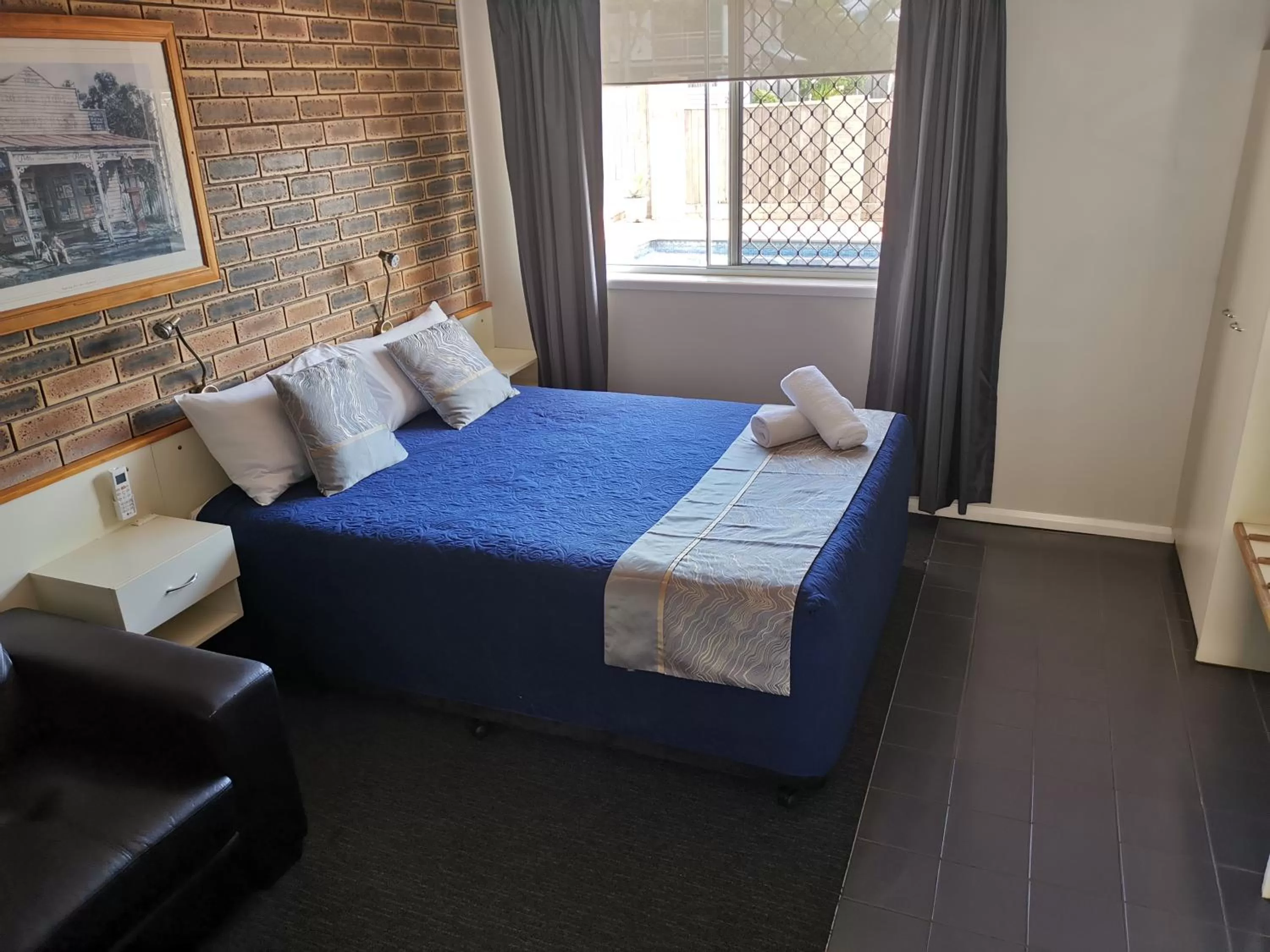 Photo of the whole room, Bed in Leichhardt Motor Inn