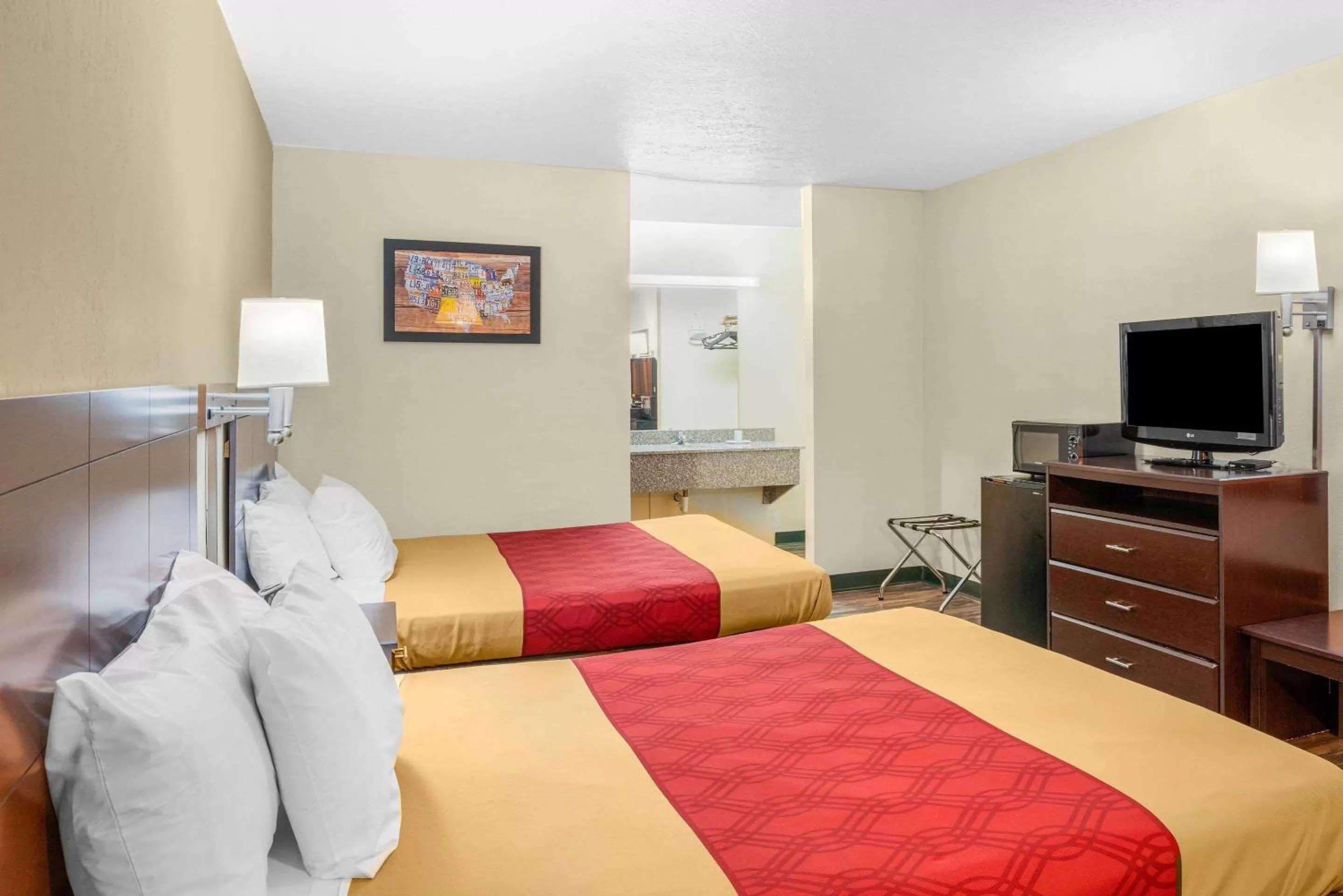 Photo of the whole room, Bed in Econo Lodge near Missouri University of Science and Technology