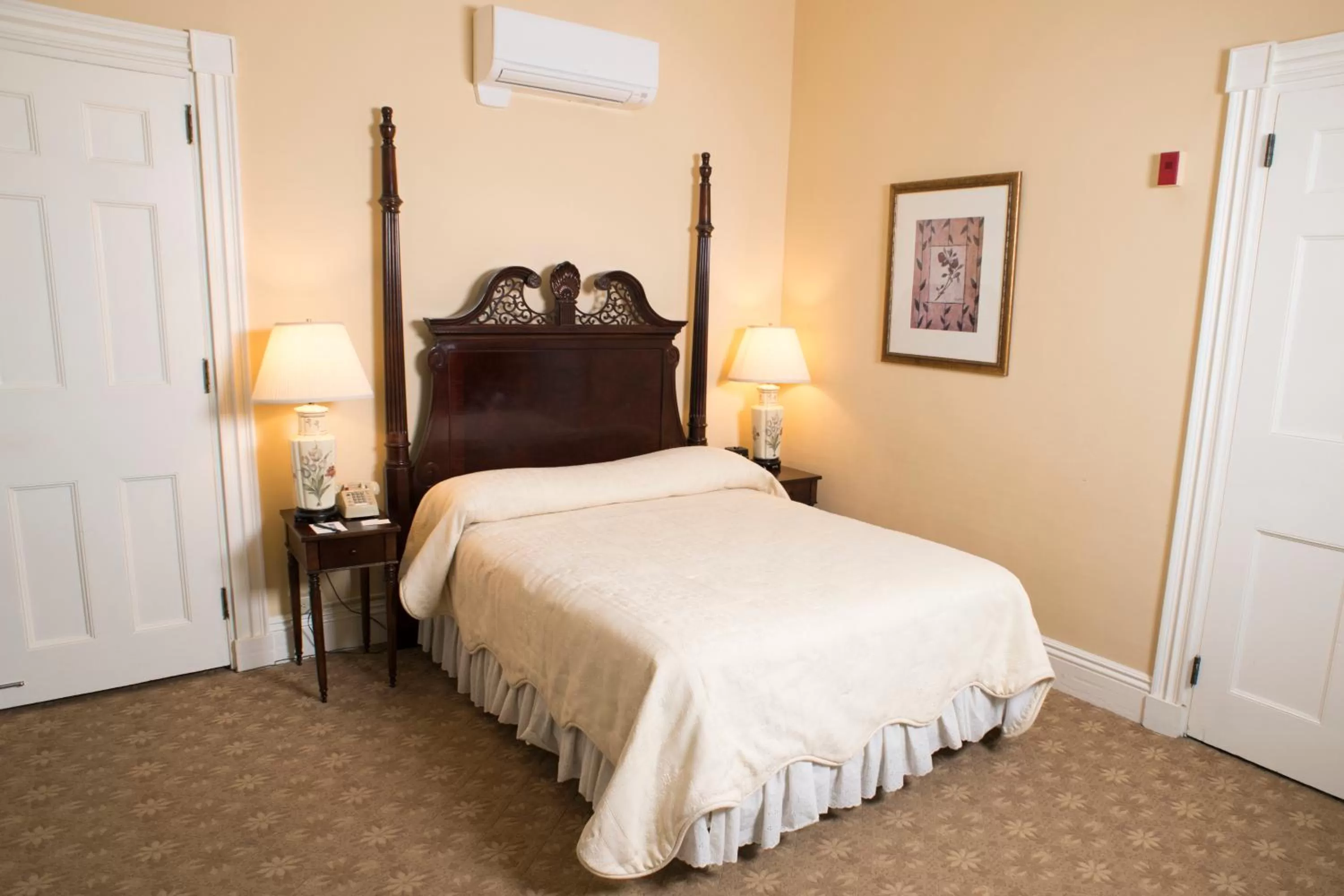 Bedroom, Bed in Middlebury Inn