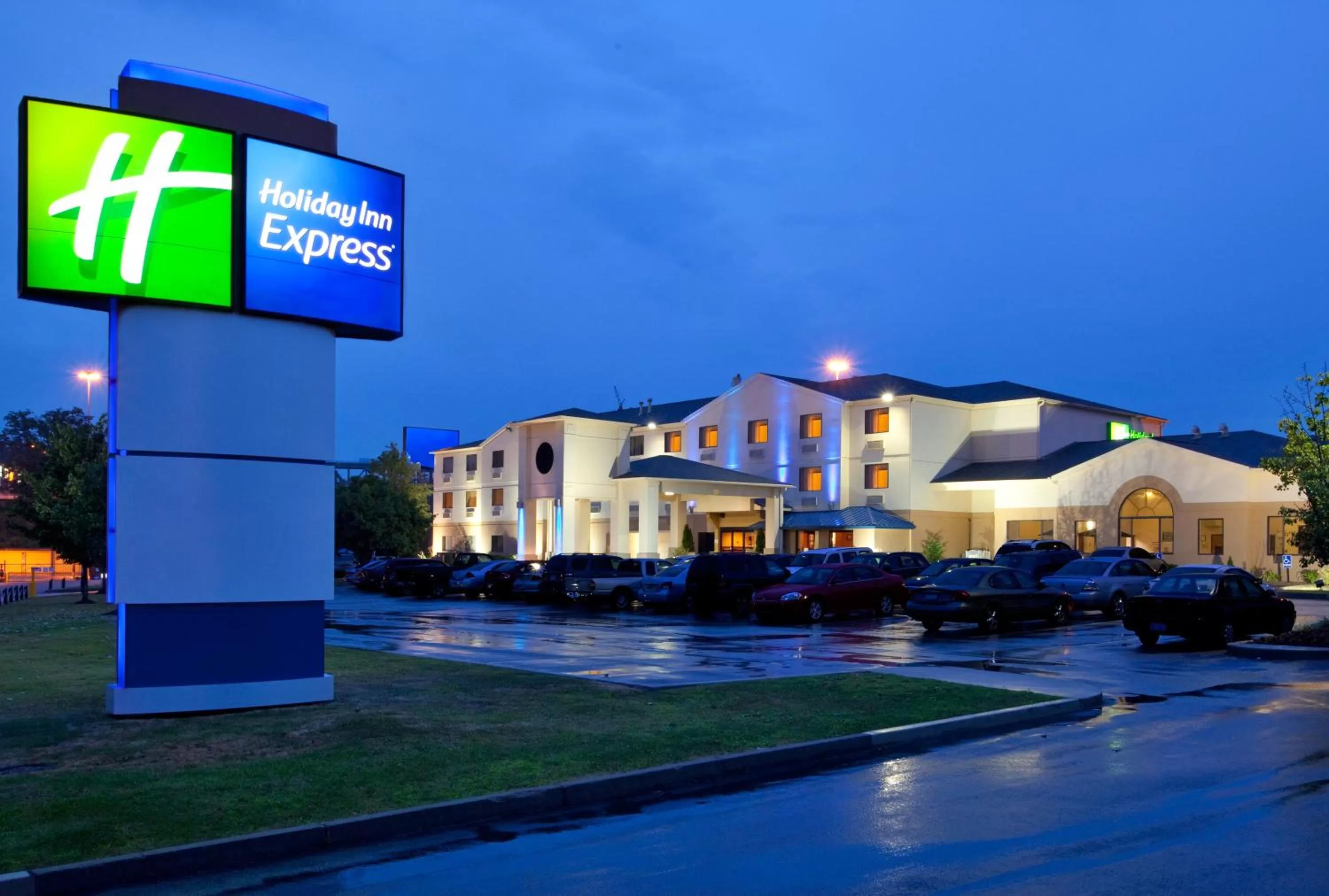 Property building in Holiday Inn Express Hotel Pittsburgh-North/Harmarville by IHG