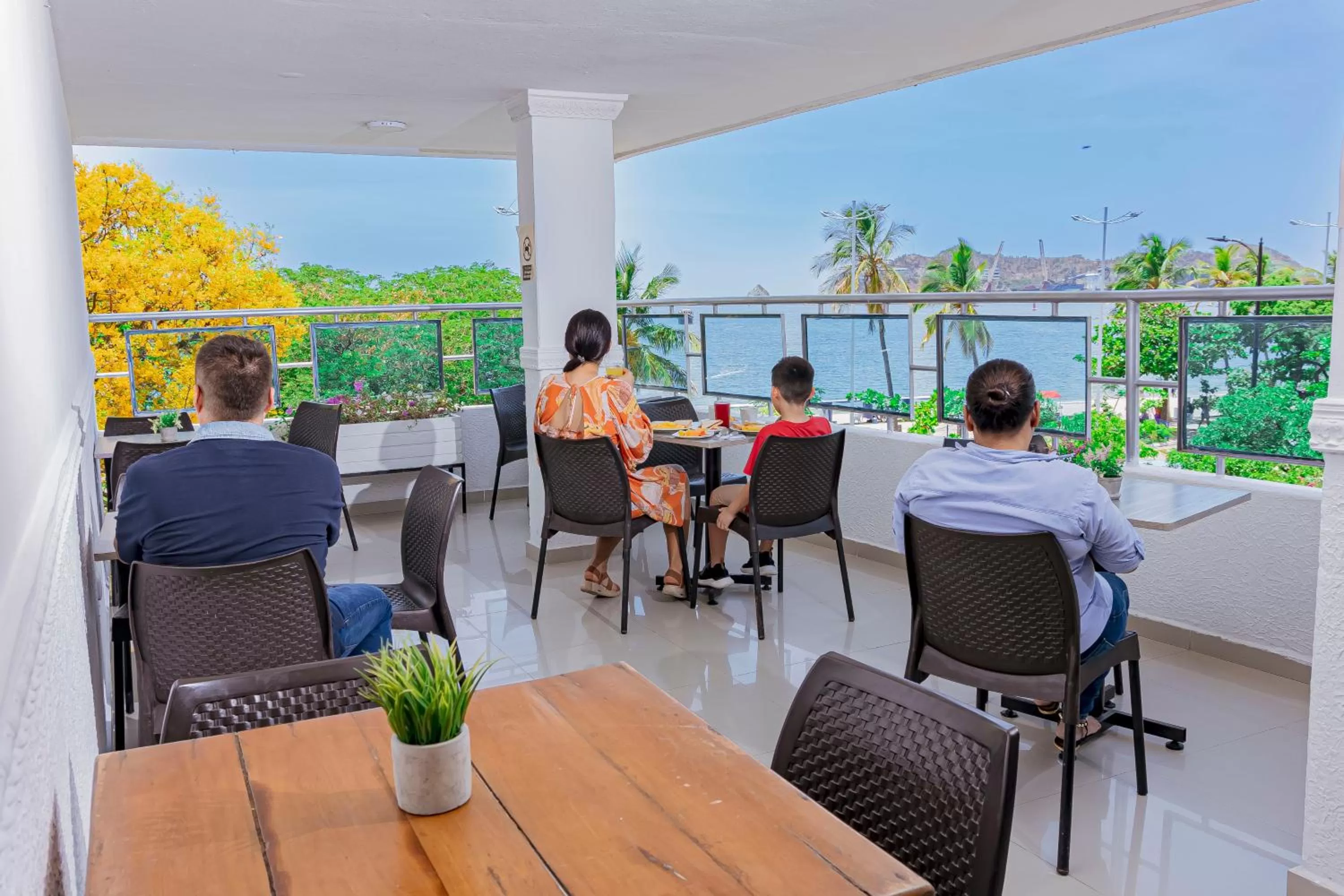 Restaurant/places to eat in HOTEL SOL INN SANTA Marta