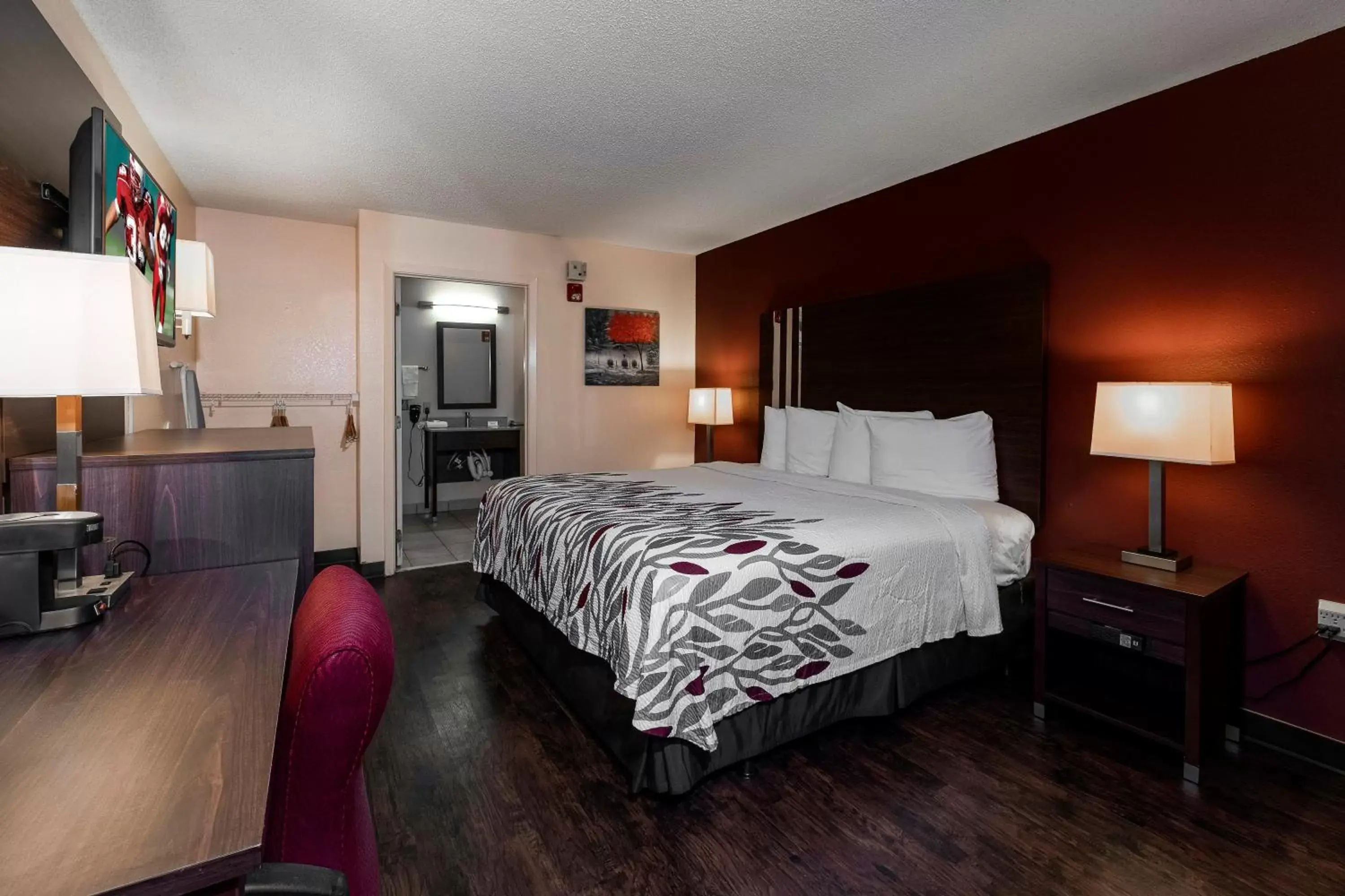 Deluxe King Room Non-Smoking in Red Roof Inn Valdosta - University Deluxe King Room Non-Smoking in Red Roof Inn Valdosta - University