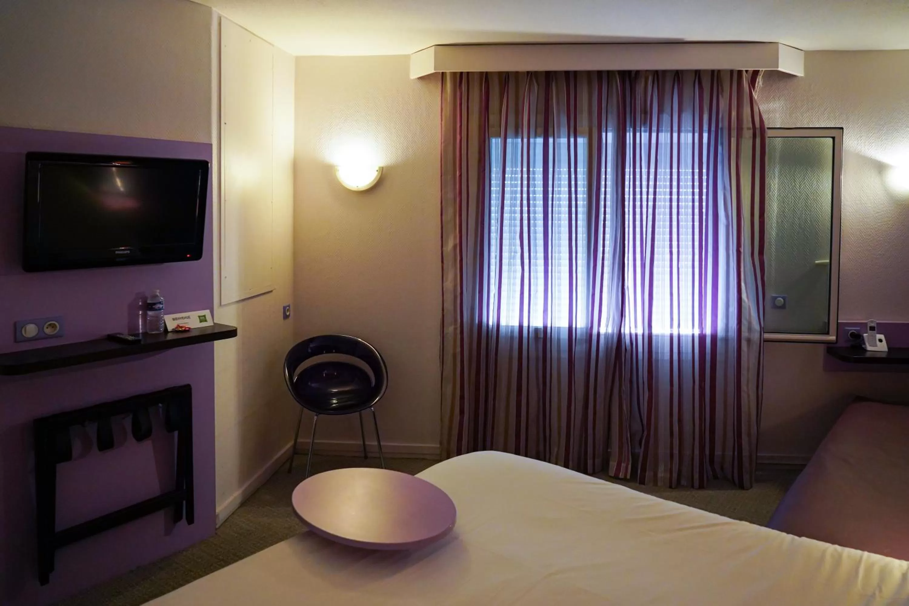 Bathroom, Bed in ibis Styles Marseille Centre Prado Place Castellane