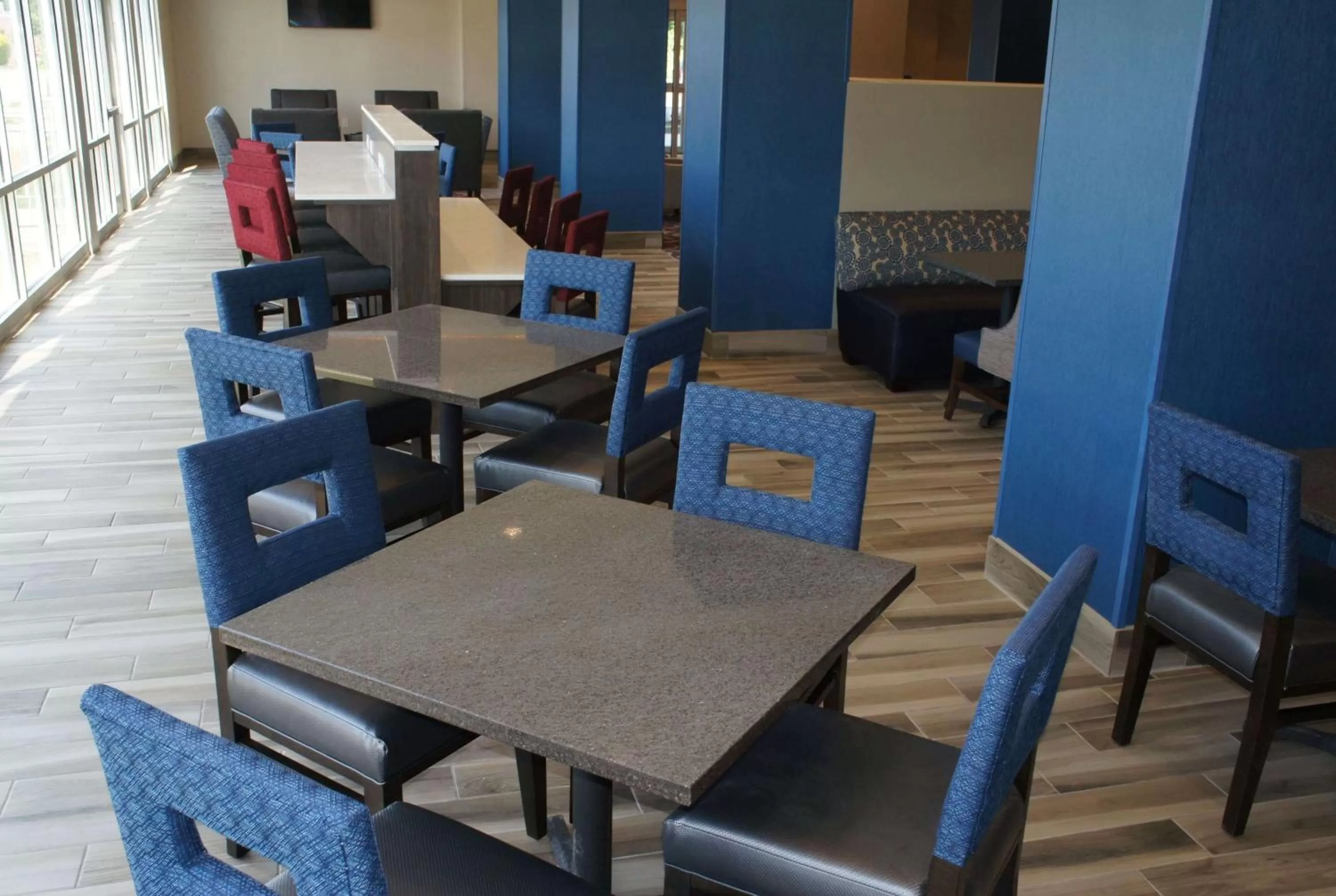 Restaurant/places to eat in La Quinta Inn and Suites by Wyndham Bloomington