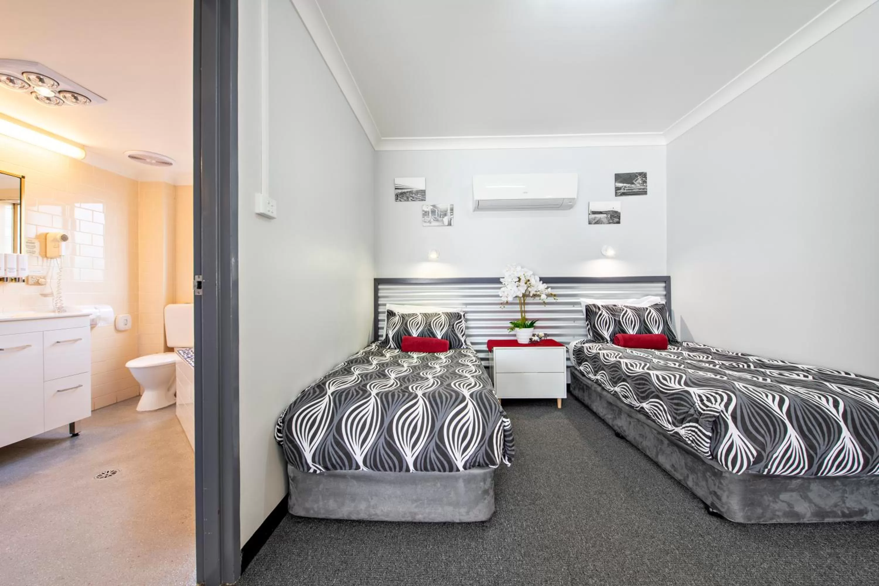Bathroom, Bed in Shearing Shed Motor Inn