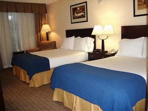 Bed in Holiday Inn Express Little Rock-Airport by IHG