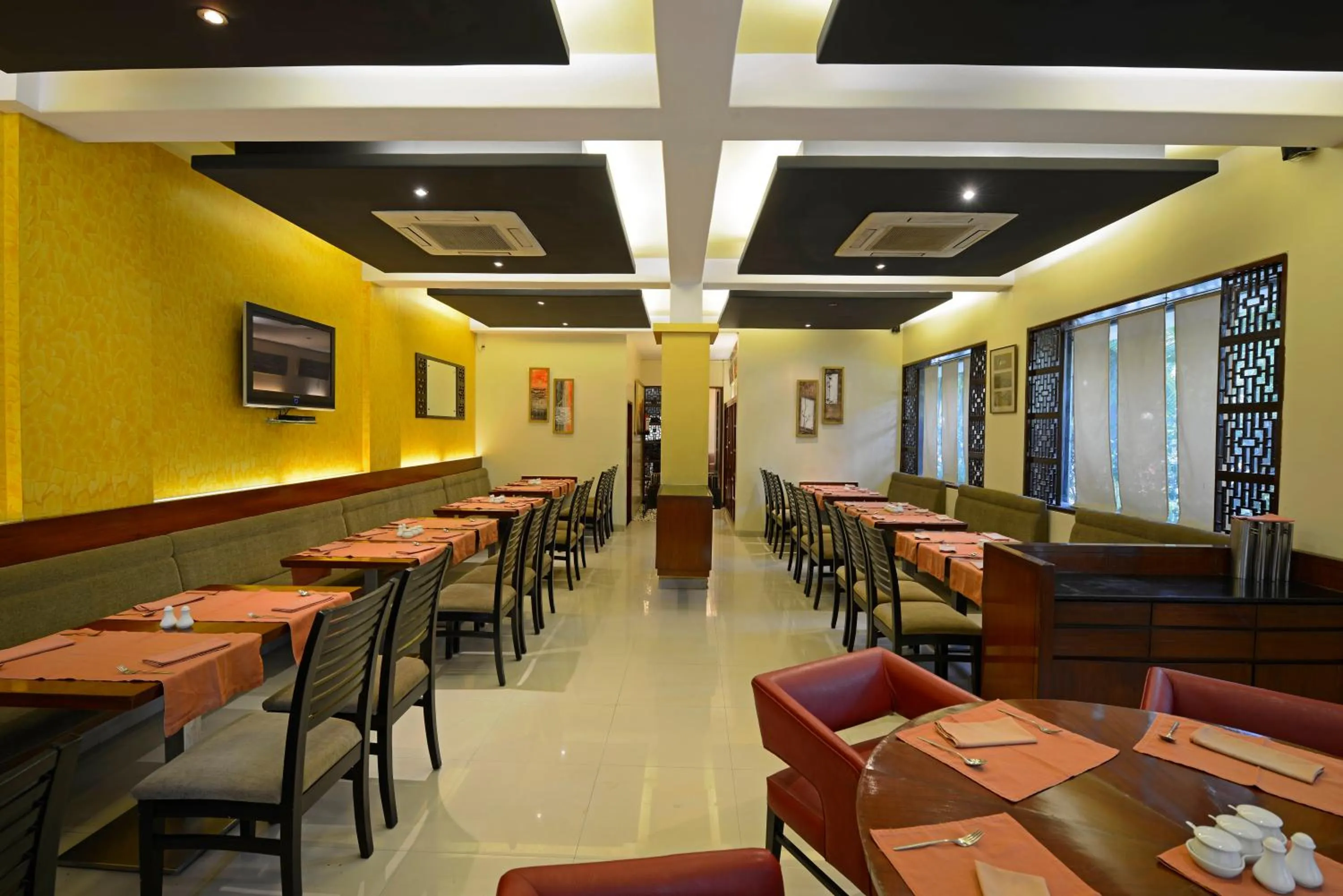 Restaurant/places to eat in Hotel Grande 51