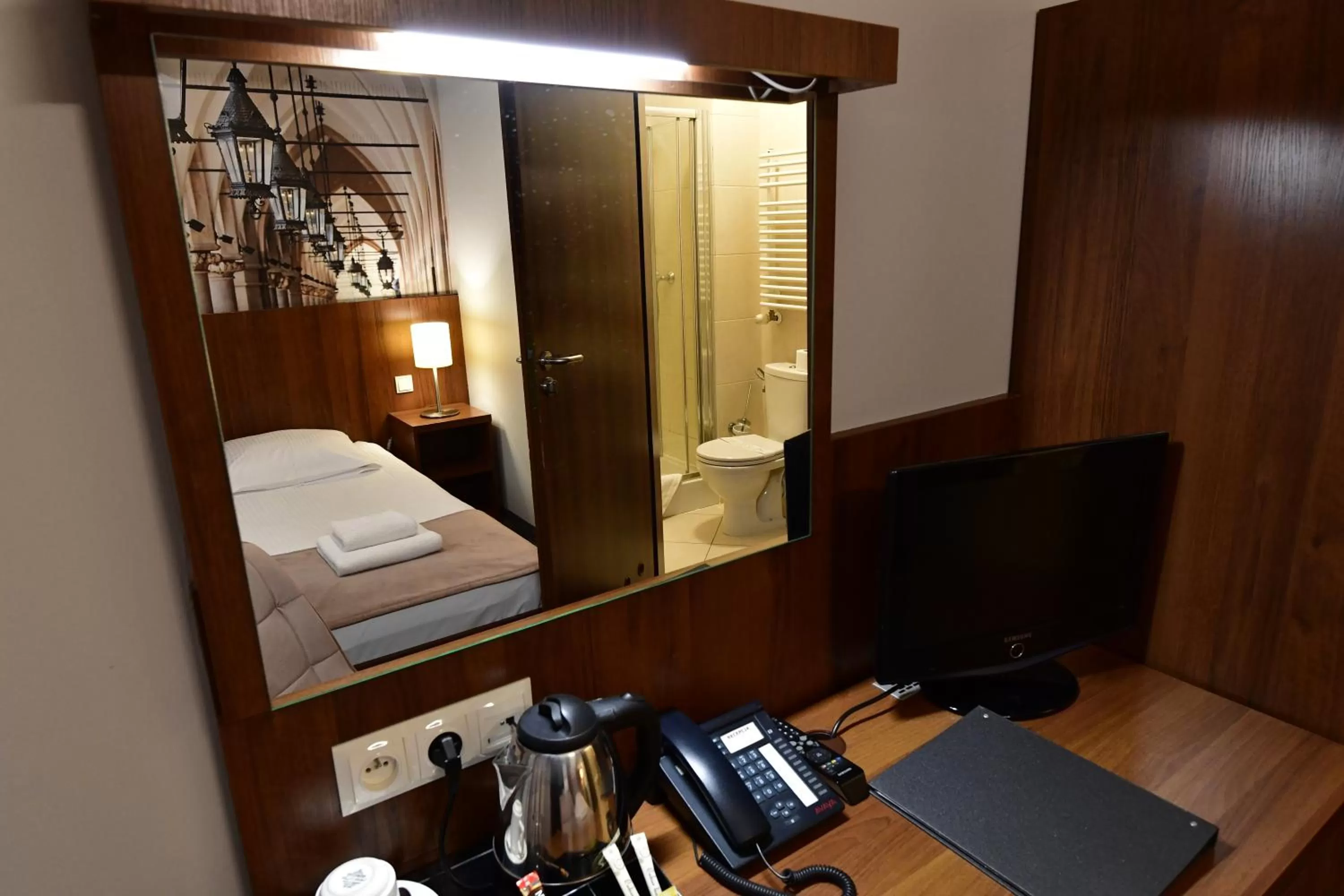 TV and multimedia in Hotel Downtown Kraków