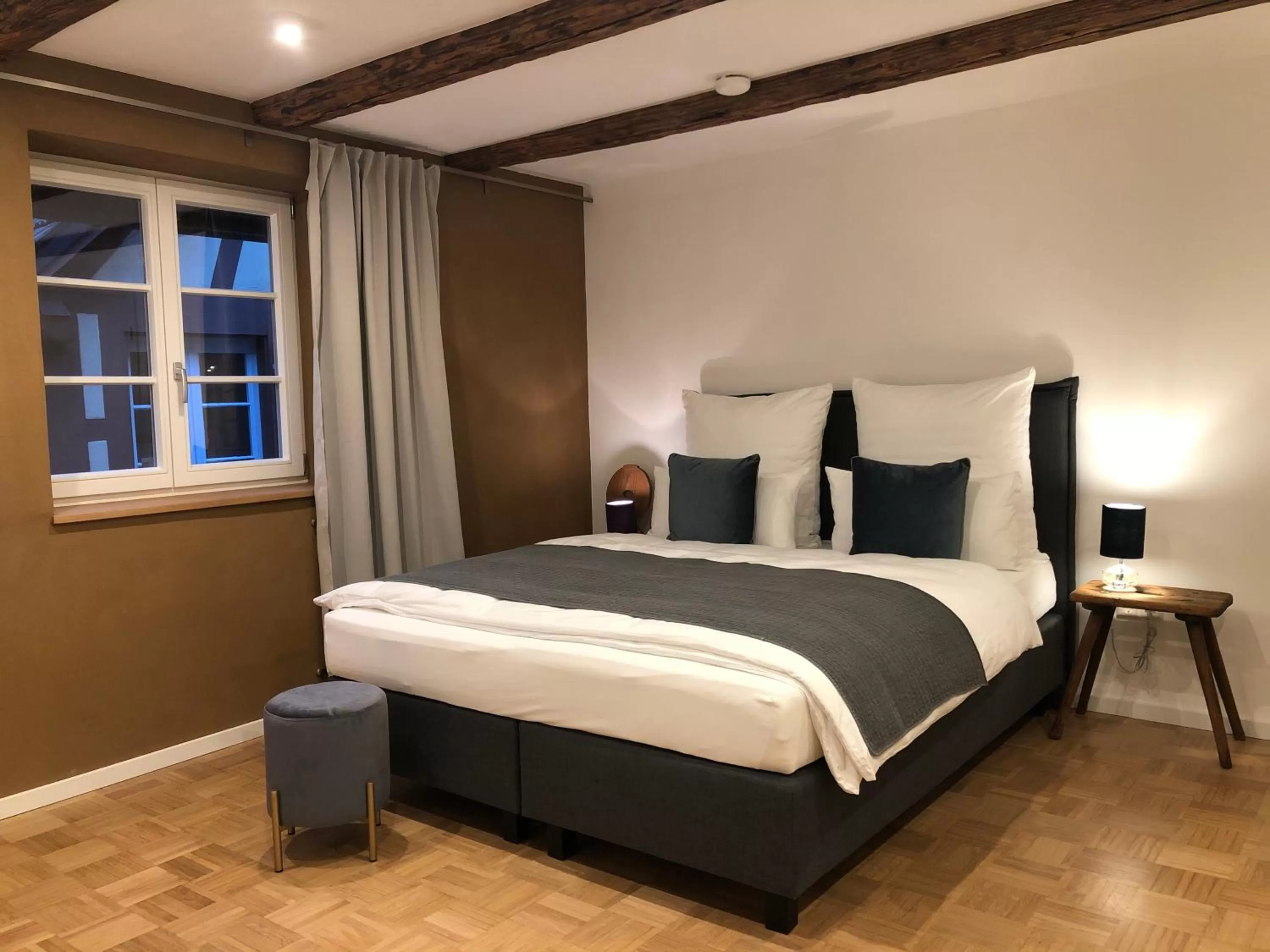 Living room, Bed in der Gänsbühl auf der Stadtmauer