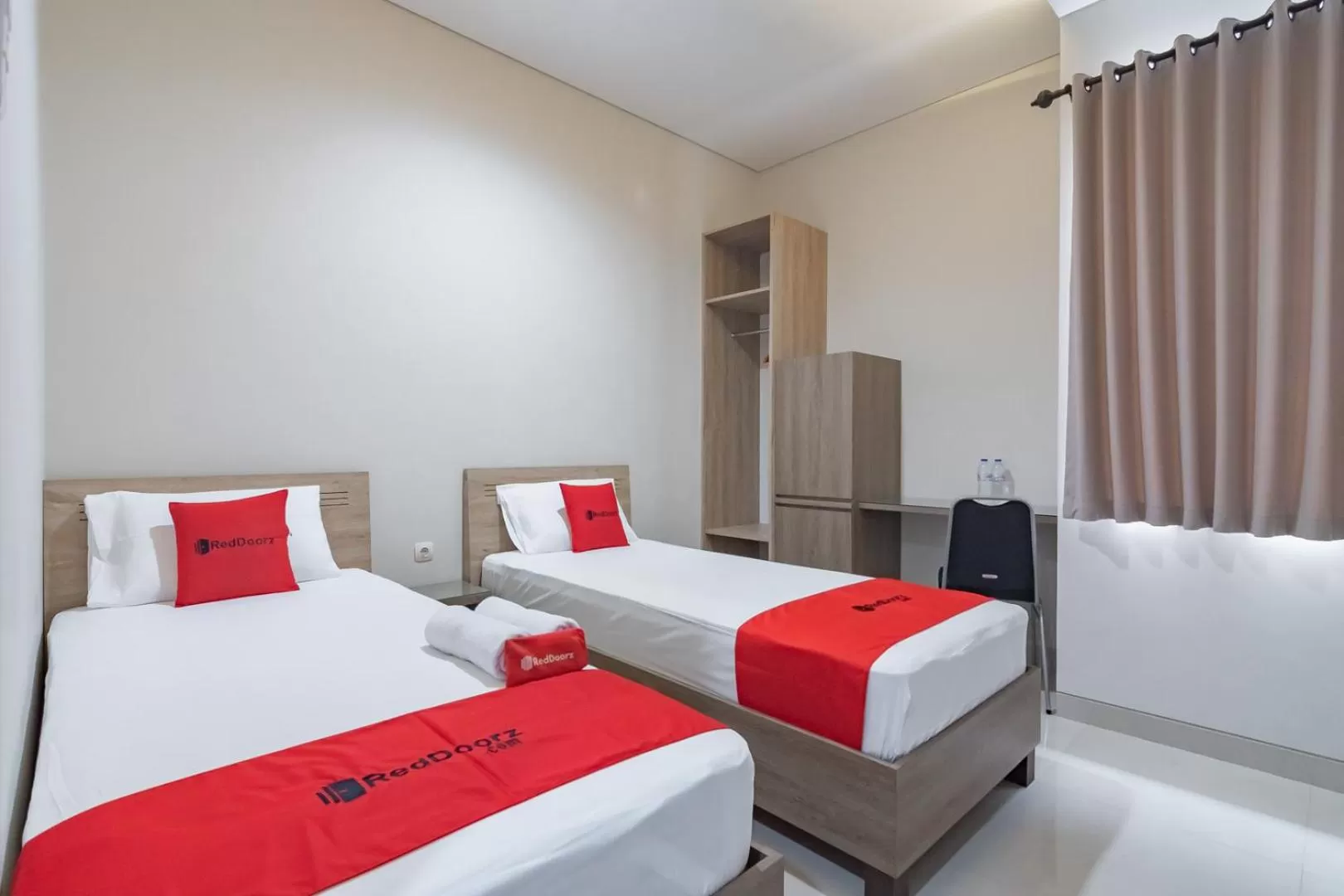 Bedroom, Bed in RedDoorz Plus @ Cirebon City Center