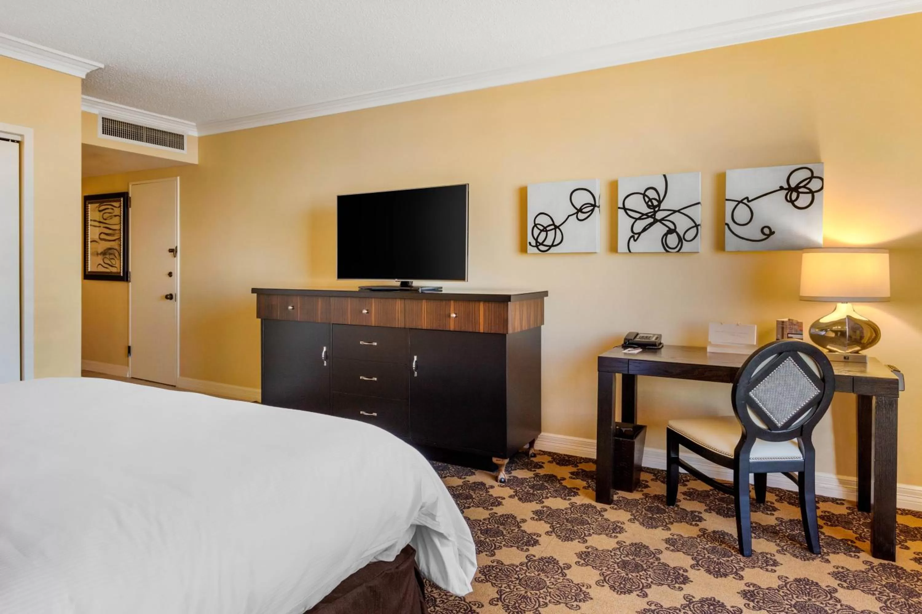 Photo of the whole room, Bed in Omni Houston Hotel