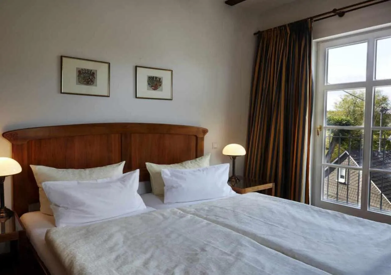 Bedroom, Bed in Hotel Snorrenburg GmbH