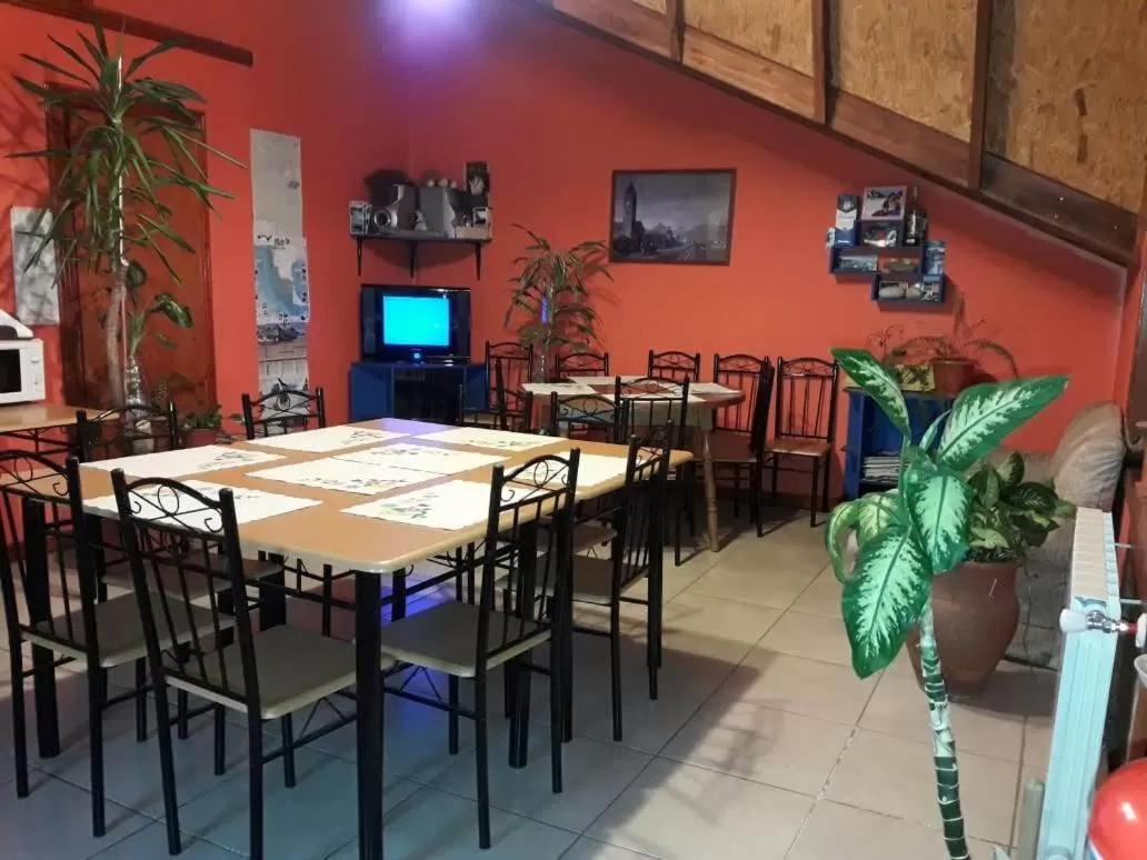 Communal kitchen in Mirador del Beagle Hosteria