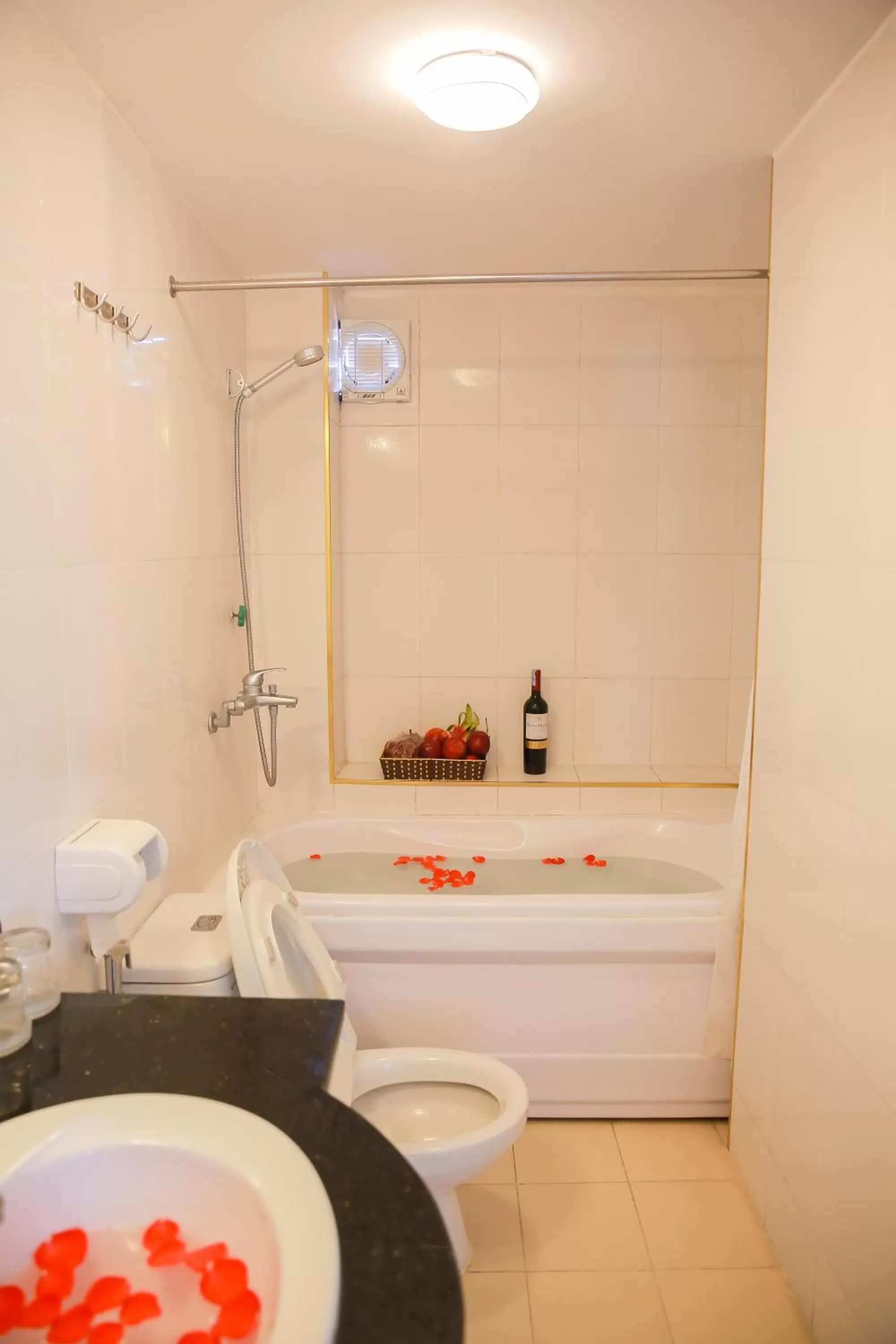 Shower, Bathroom in Royal Hotel