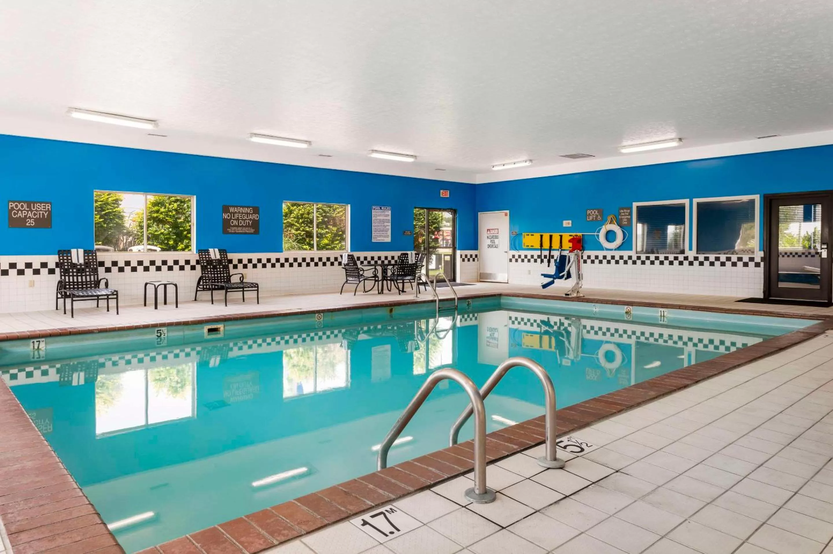 Swimming pool in Comfort Inn Edinburgh - Columbus