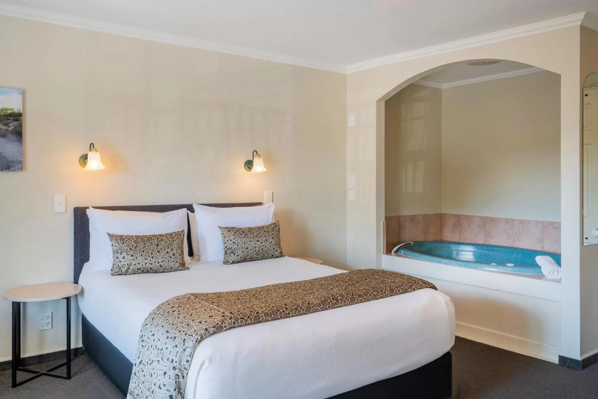 Bed in Silver Fern Rotorua Suites & Spa