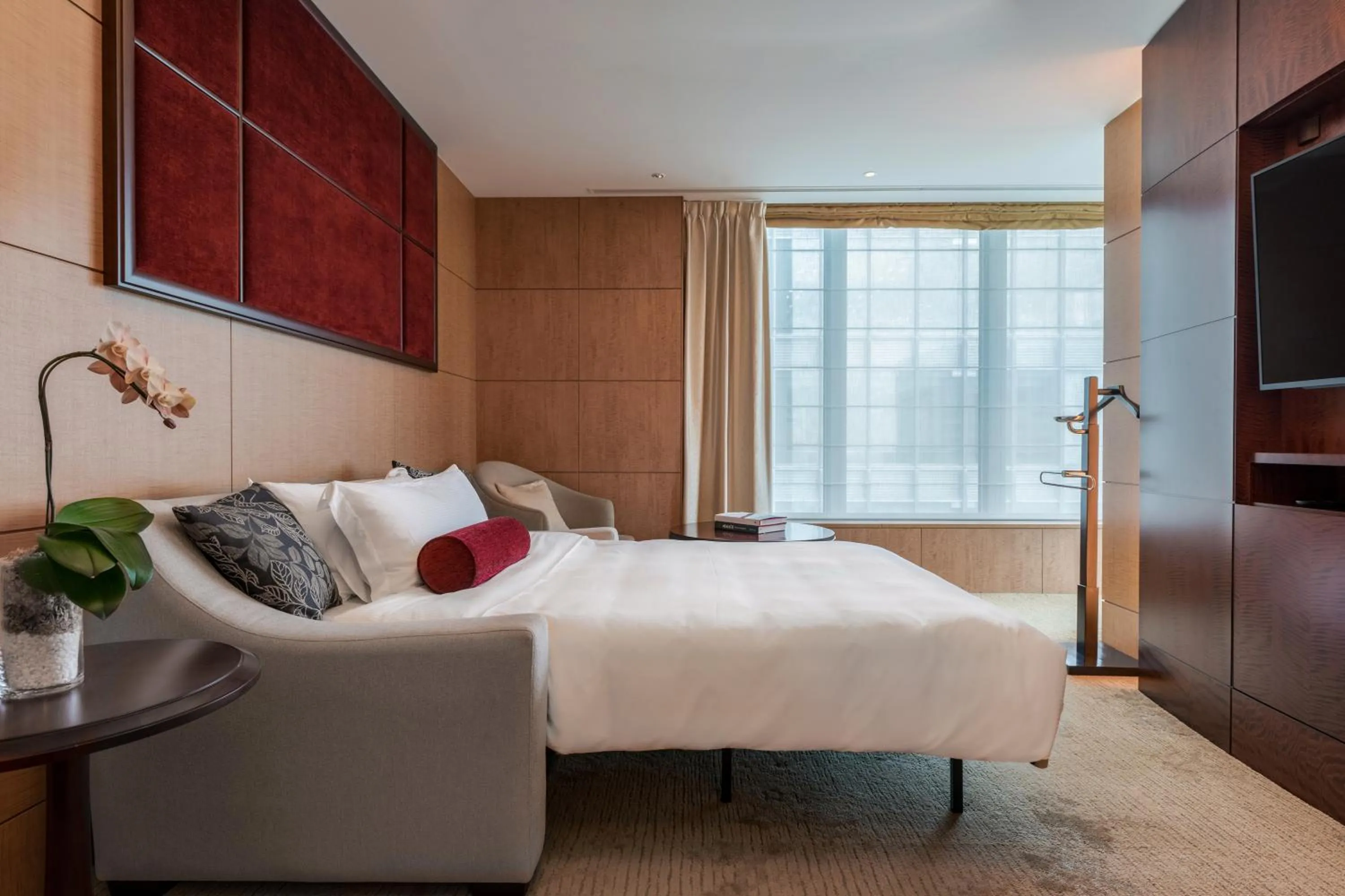 Bed in Shangri-La Tokyo